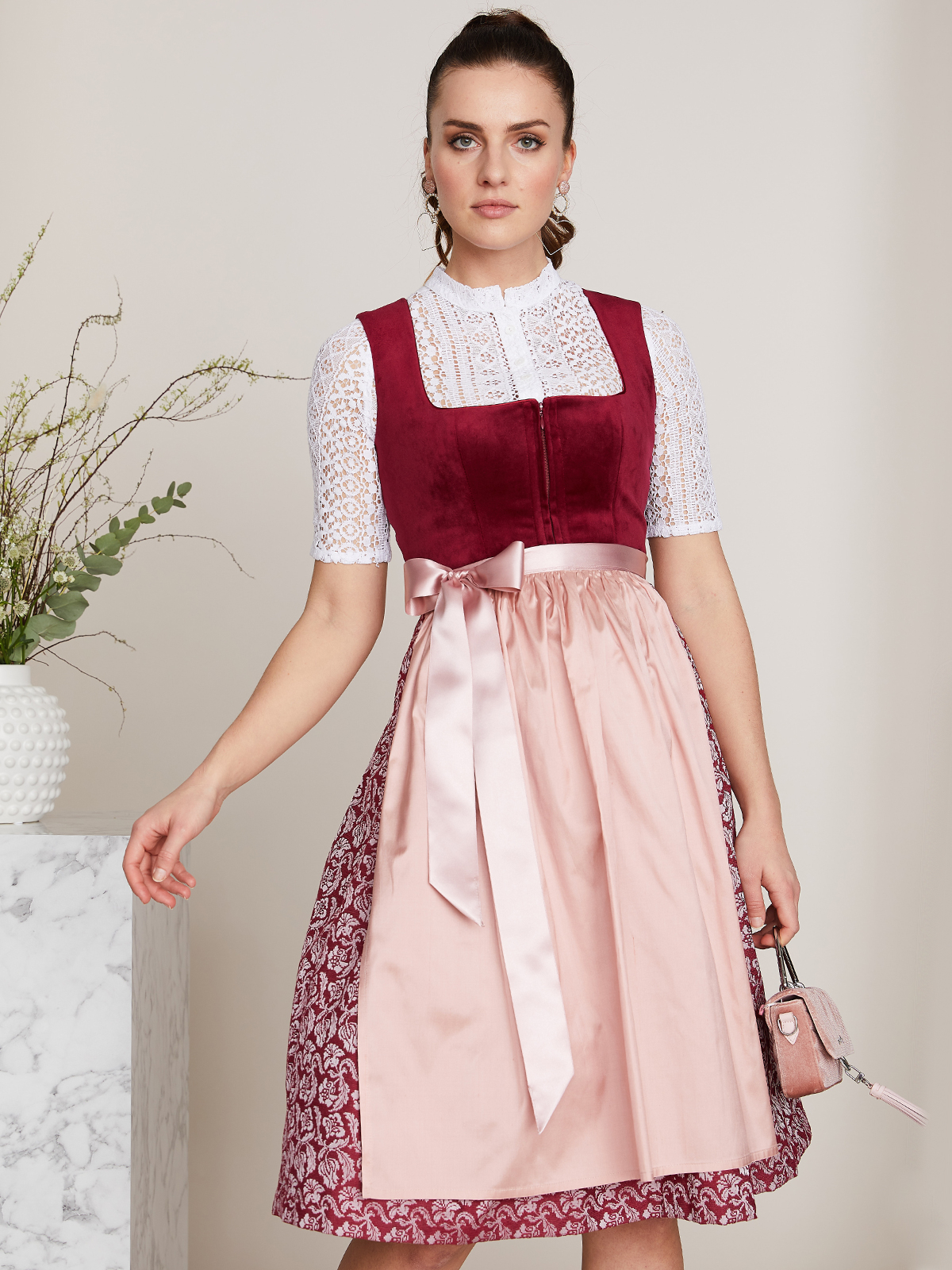 Dunkelrotes Dirndl mit zwei Schürzen Dunkelrotes Dirndl mit zwei Schürzen