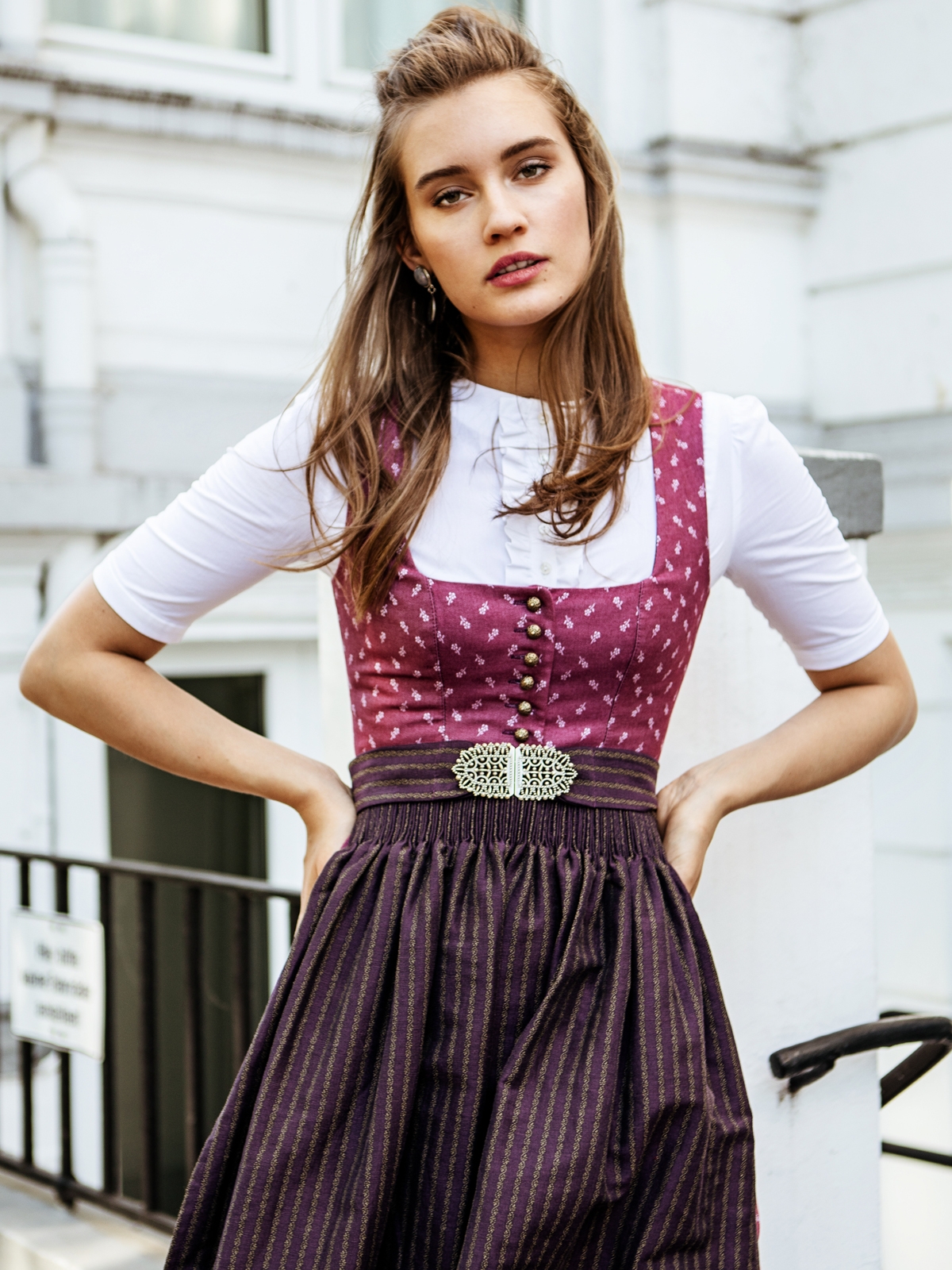 Stretch-Dirndl in Beere mit floralem Muster Stretch-Dirndl in Beere mit floralem Muster