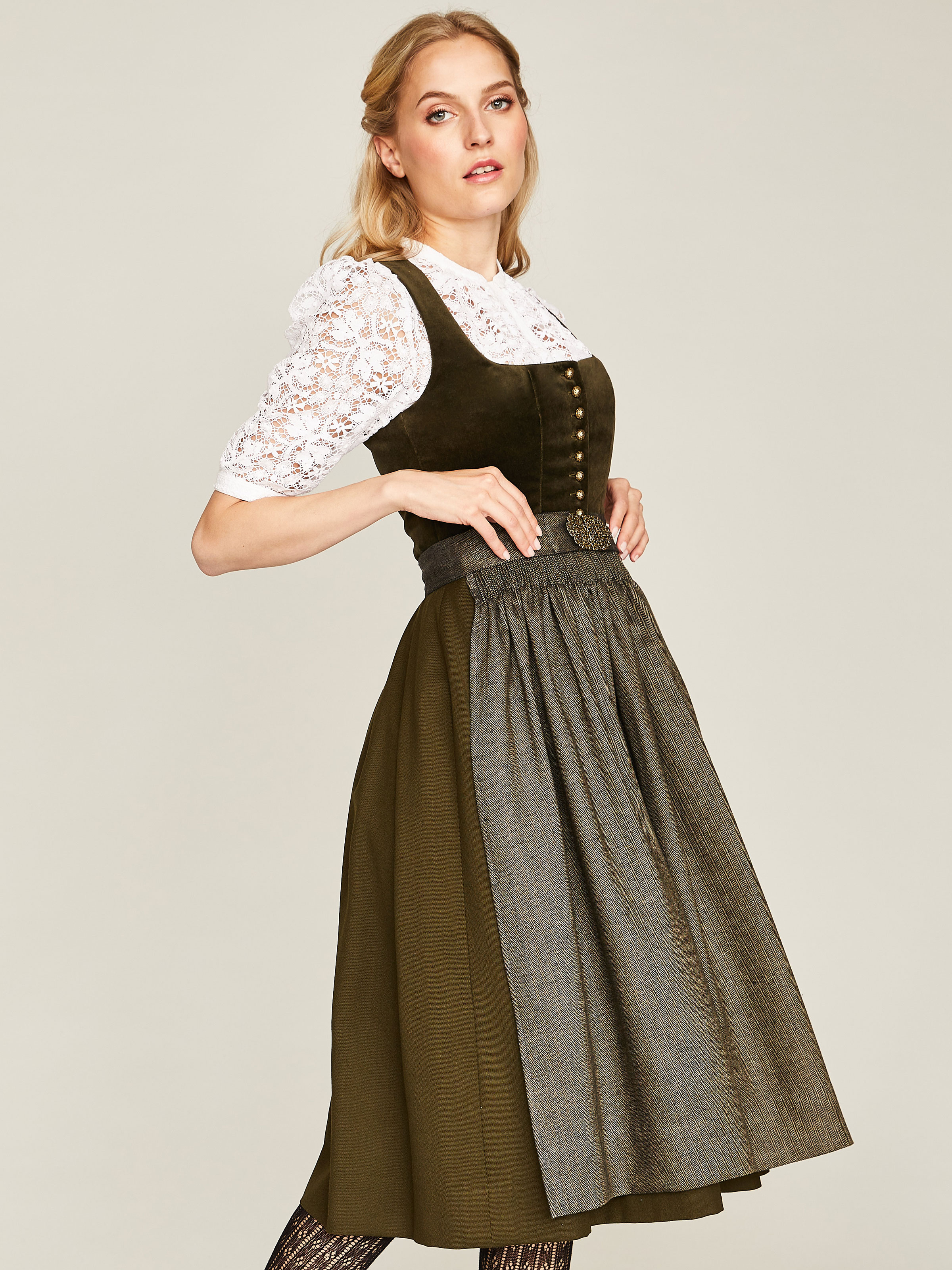 Olivgrünes Dirndl mit Samtmieder und Fischgrät-Schürze Olivgrünes Dirndl mit Samtmieder und Fischgrät-Schürze