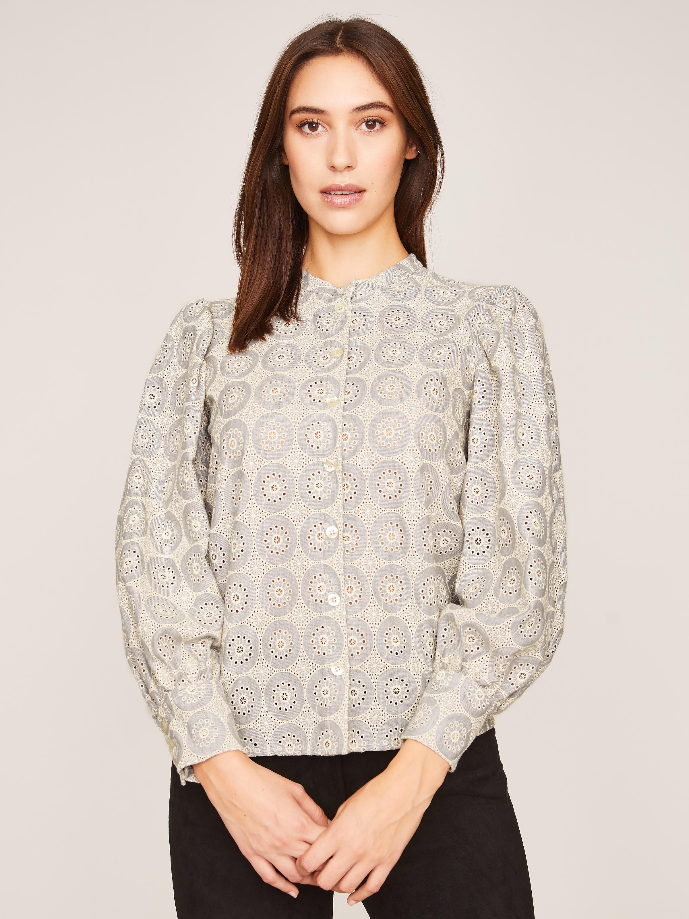 Hellgraue Bluse mit Stickerei Hellgraue Bluse mit Stickerei