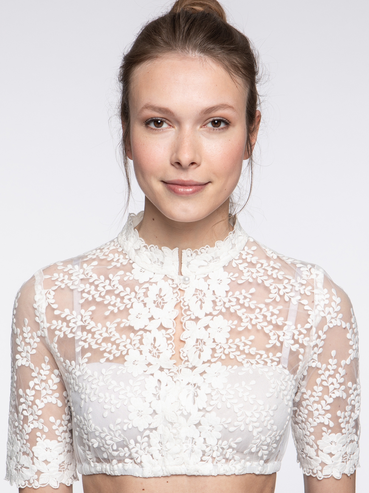 Spitzen-Dirndlbluse hochgeschlossen Spitzen-Dirndlbluse hochgeschlossen