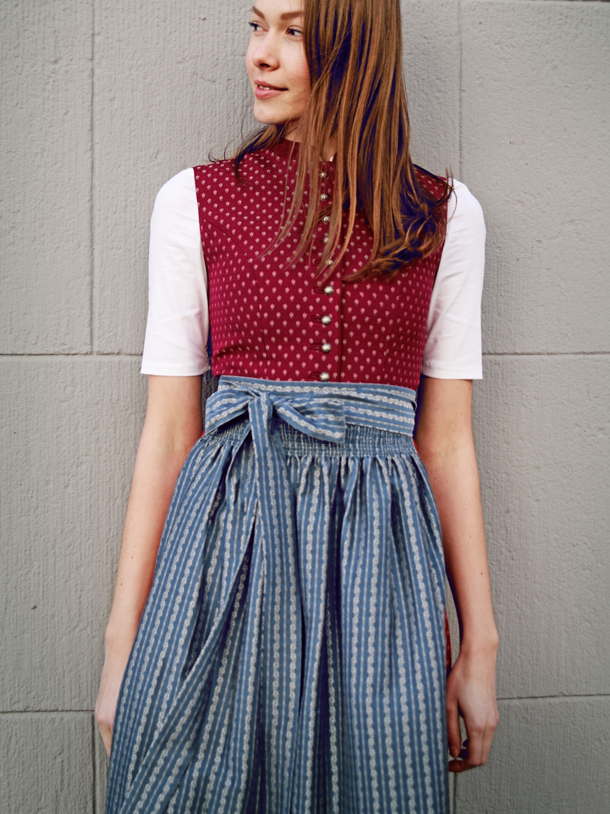 Rotes Dirndl hochgeschlossen Rotes Dirndl hochgeschlossen