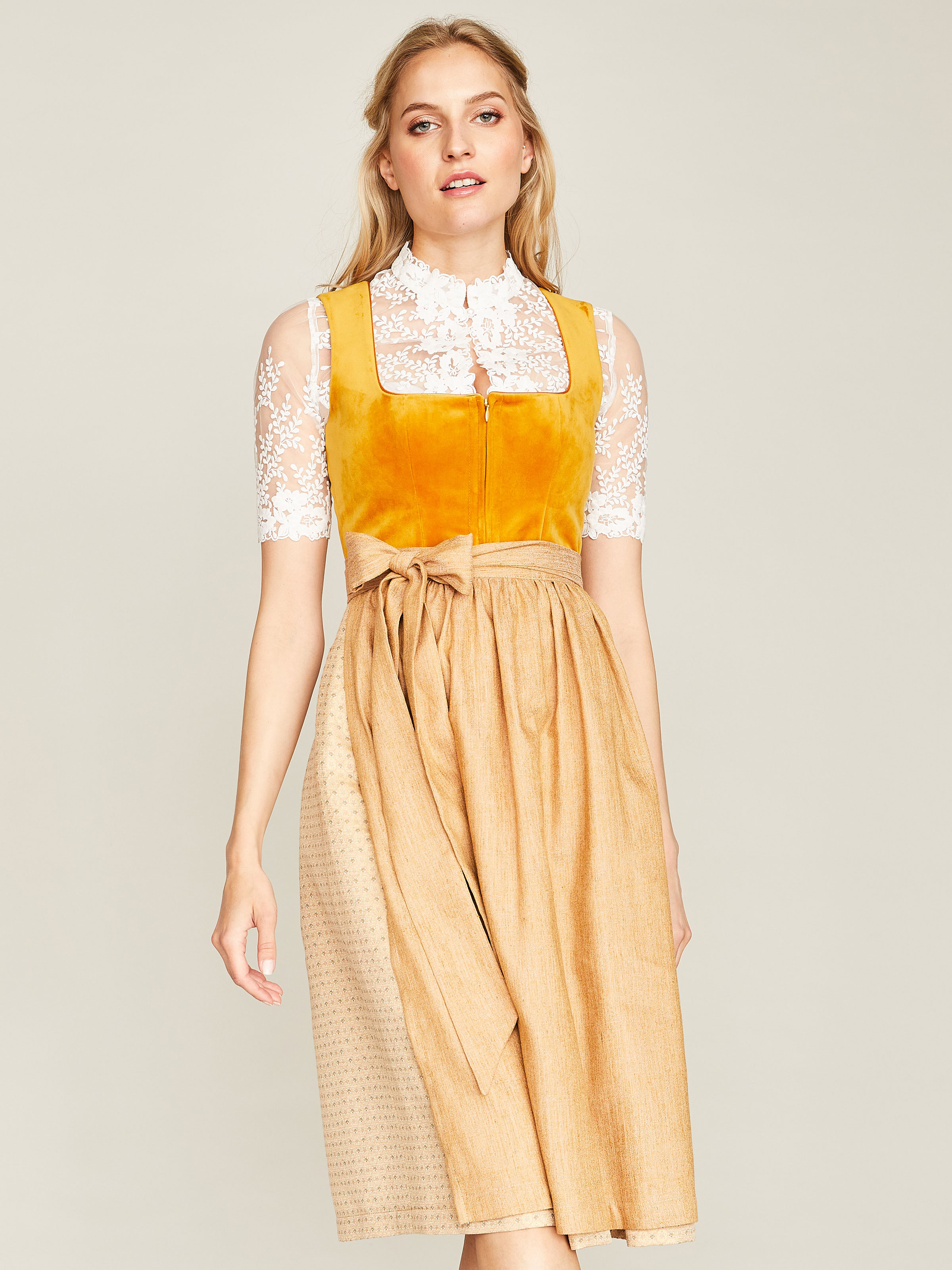 Goldenes Dirndl mit zwei Schürzen Goldenes Dirndl mit zwei Schürzen