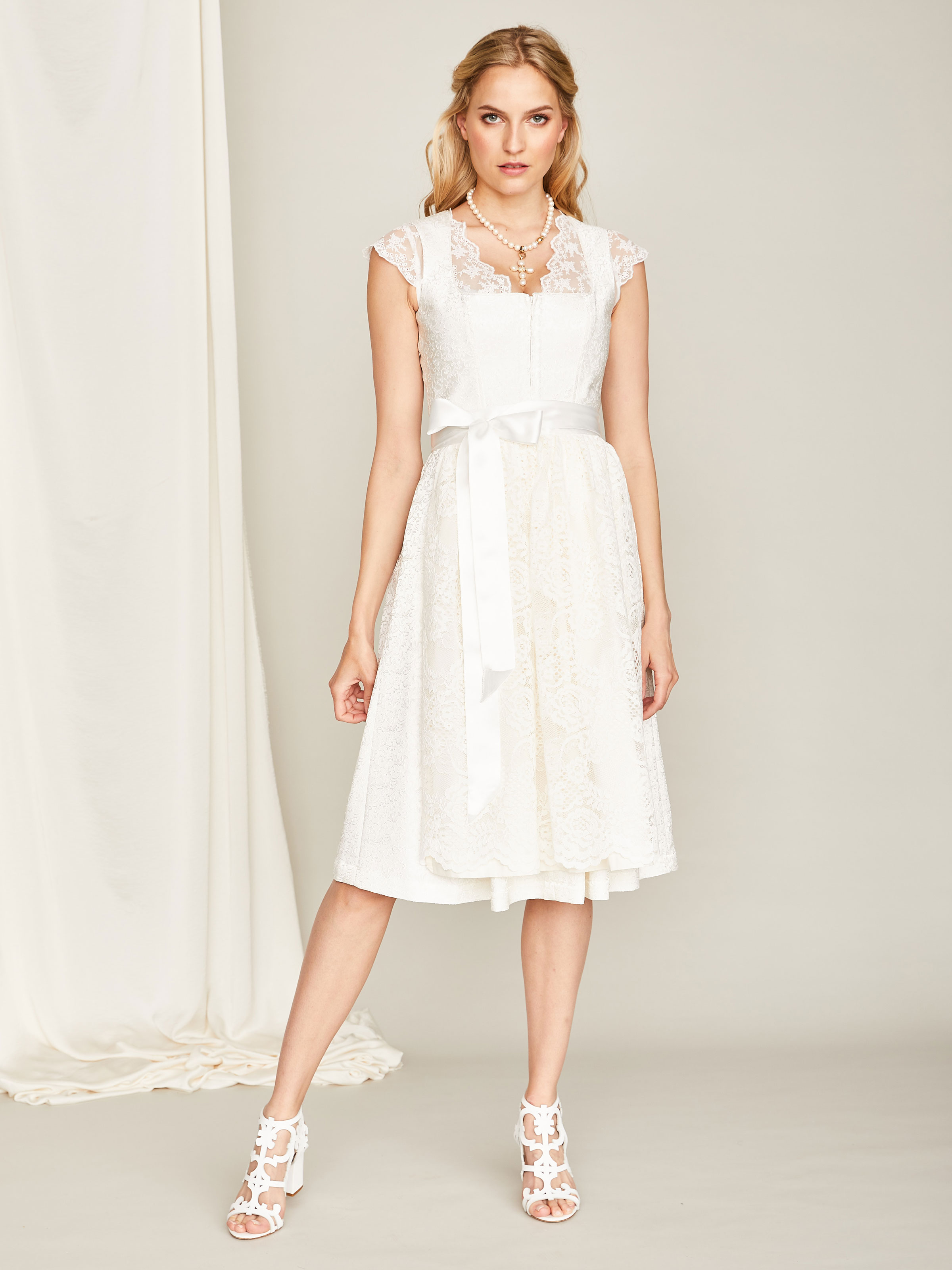 Dirndl in Cremeweiß mit Wendeschürze Dirndl in Cremeweiß mit Wendeschürze