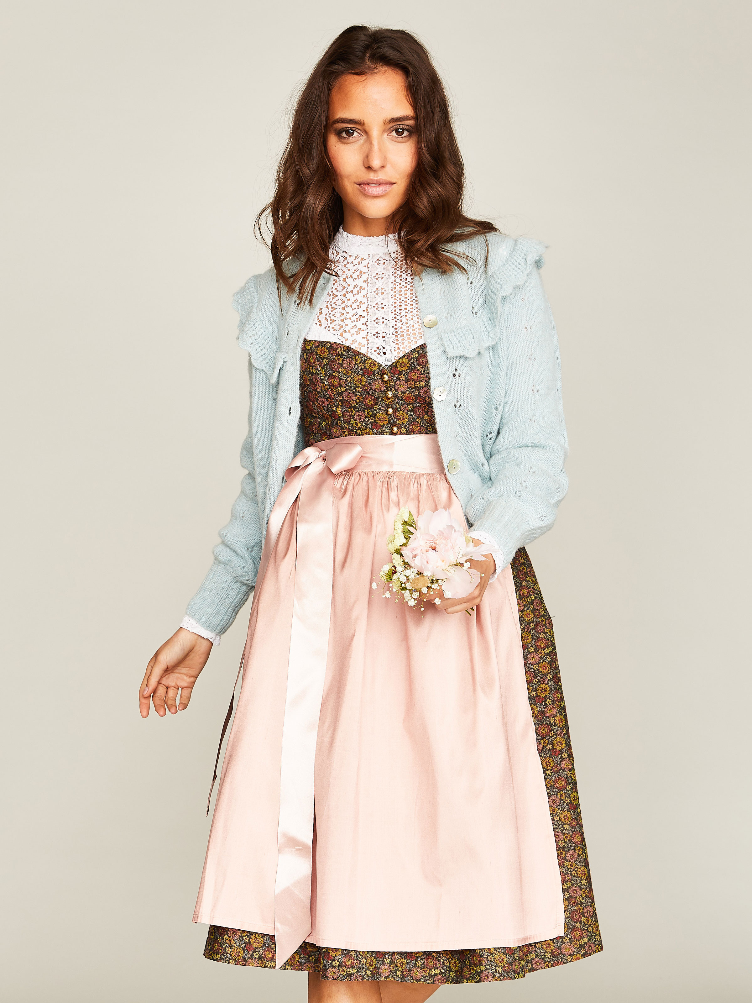 Grün-roséfarbenes Dirndl mit zwei Schürzen Grün-roséfarbenes Dirndl mit zwei Schürzen