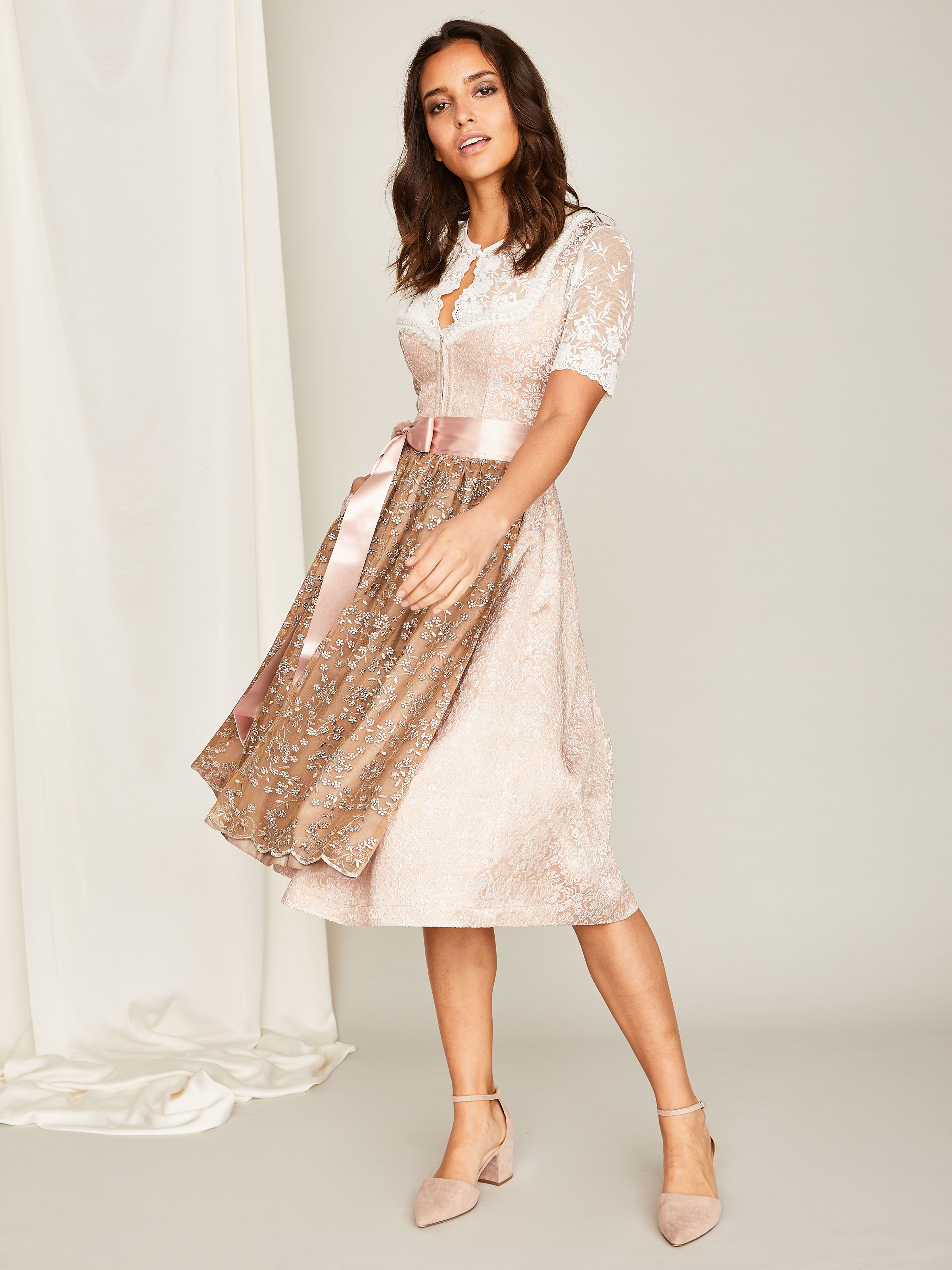Dirndl in Gold mit wendbarer Schürze Dirndl in Gold mit wendbarer Schürze