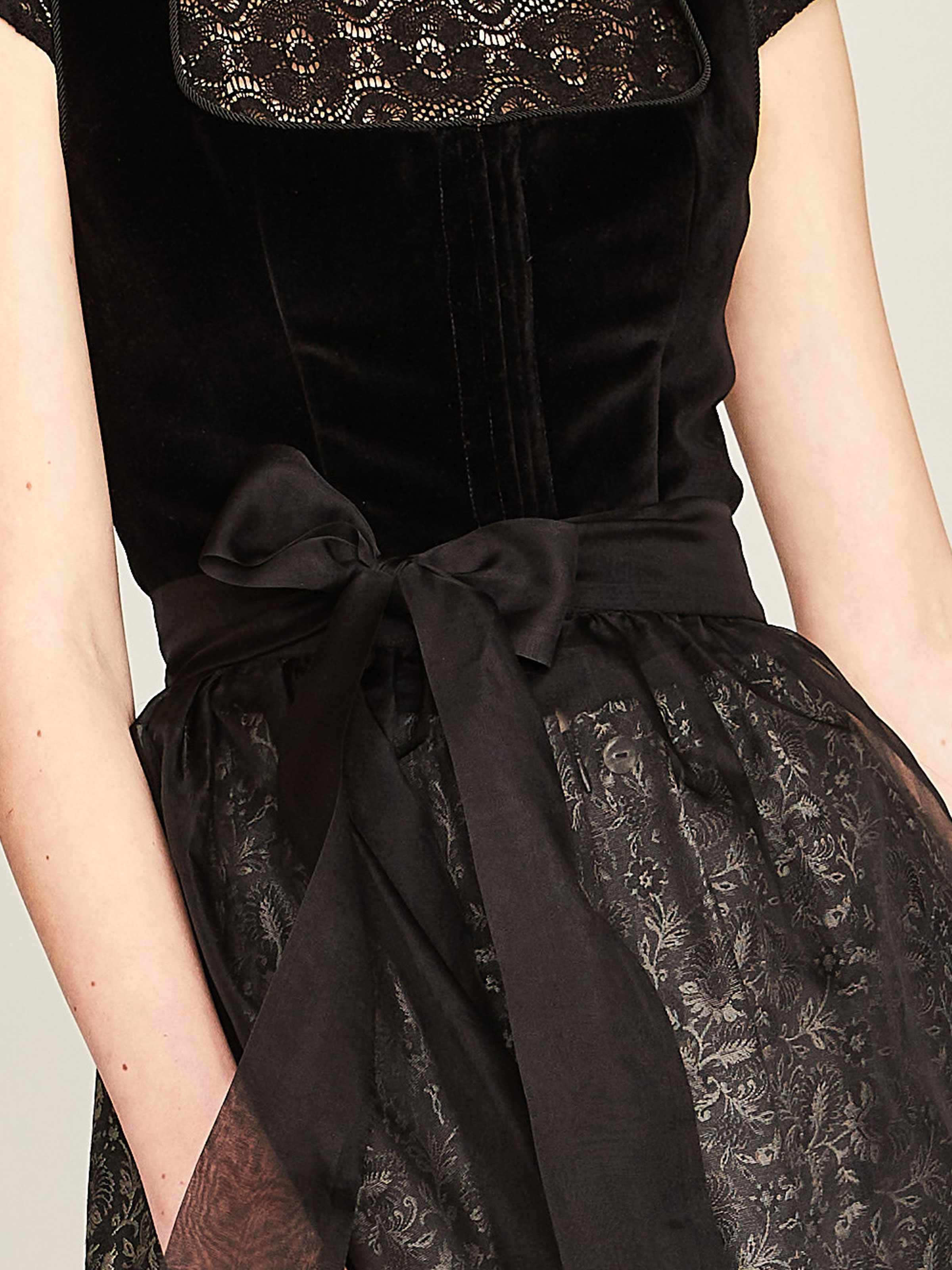 Schwarzes Dirndl mit Samt-Mieder und Seiden-Schürze Schwarzes Dirndl mit Samt-Mieder und Seiden-Schürze
