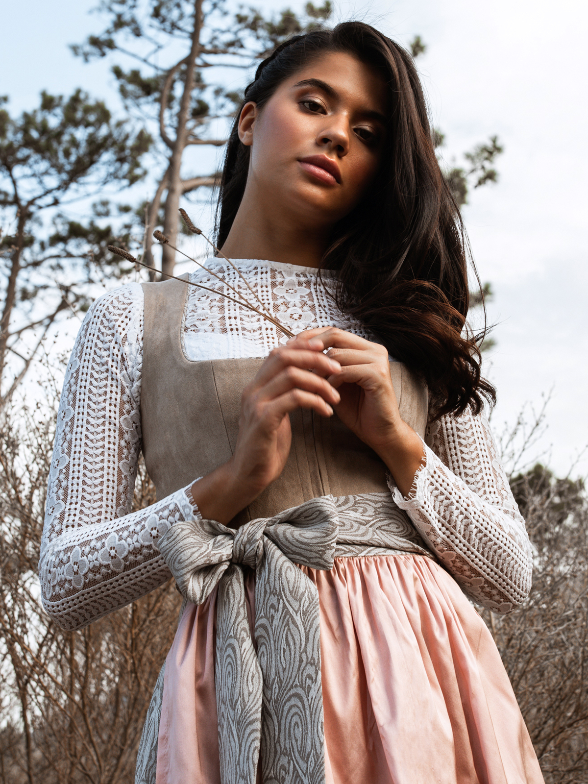 Hellbeiges Dirndl im Animalprint mit zwei Schürzen Hellbeiges Dirndl im Animalprint mit zwei Schürzen