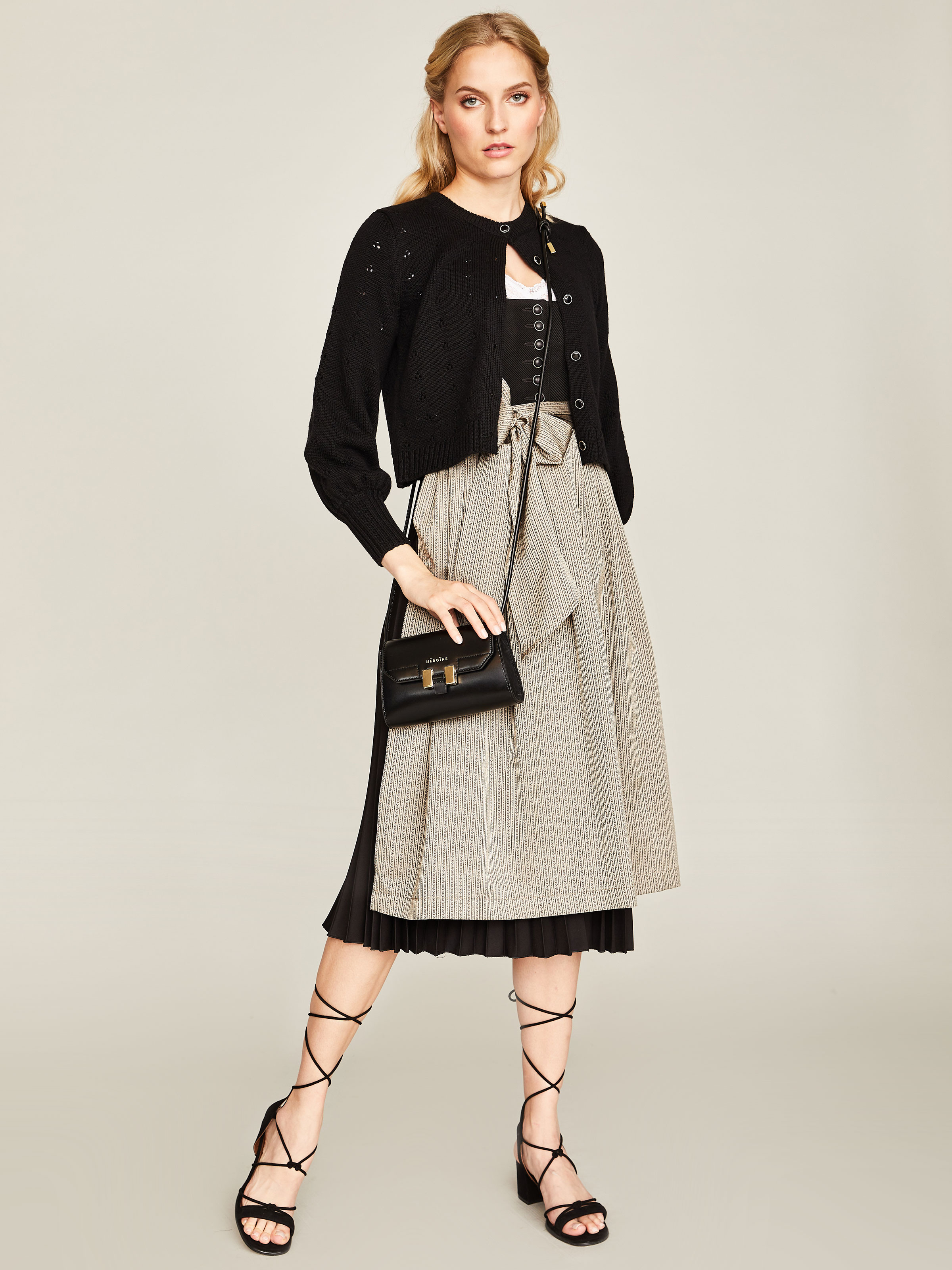 Schwarzes Dirndl mit grau-schimmernder Schürze Schwarzes Dirndl mit grau-schimmernder Schürze