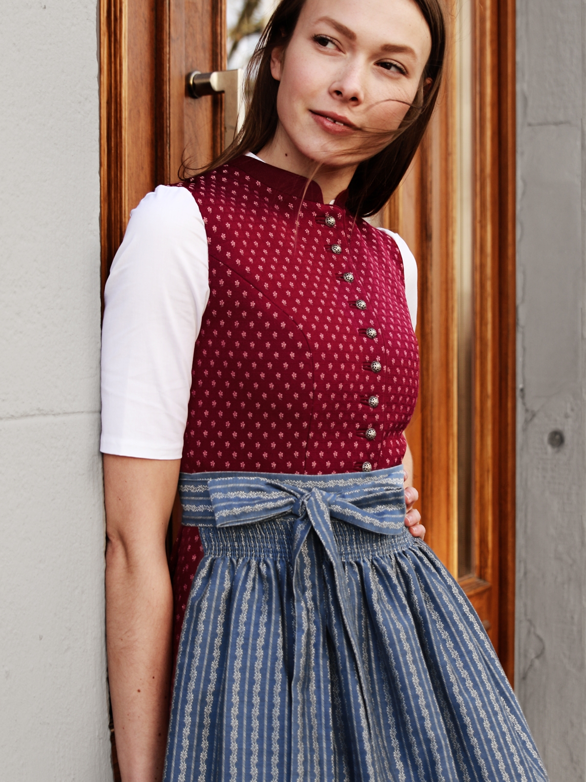 Rotes Dirndl hochgeschlossen Rotes Dirndl hochgeschlossen