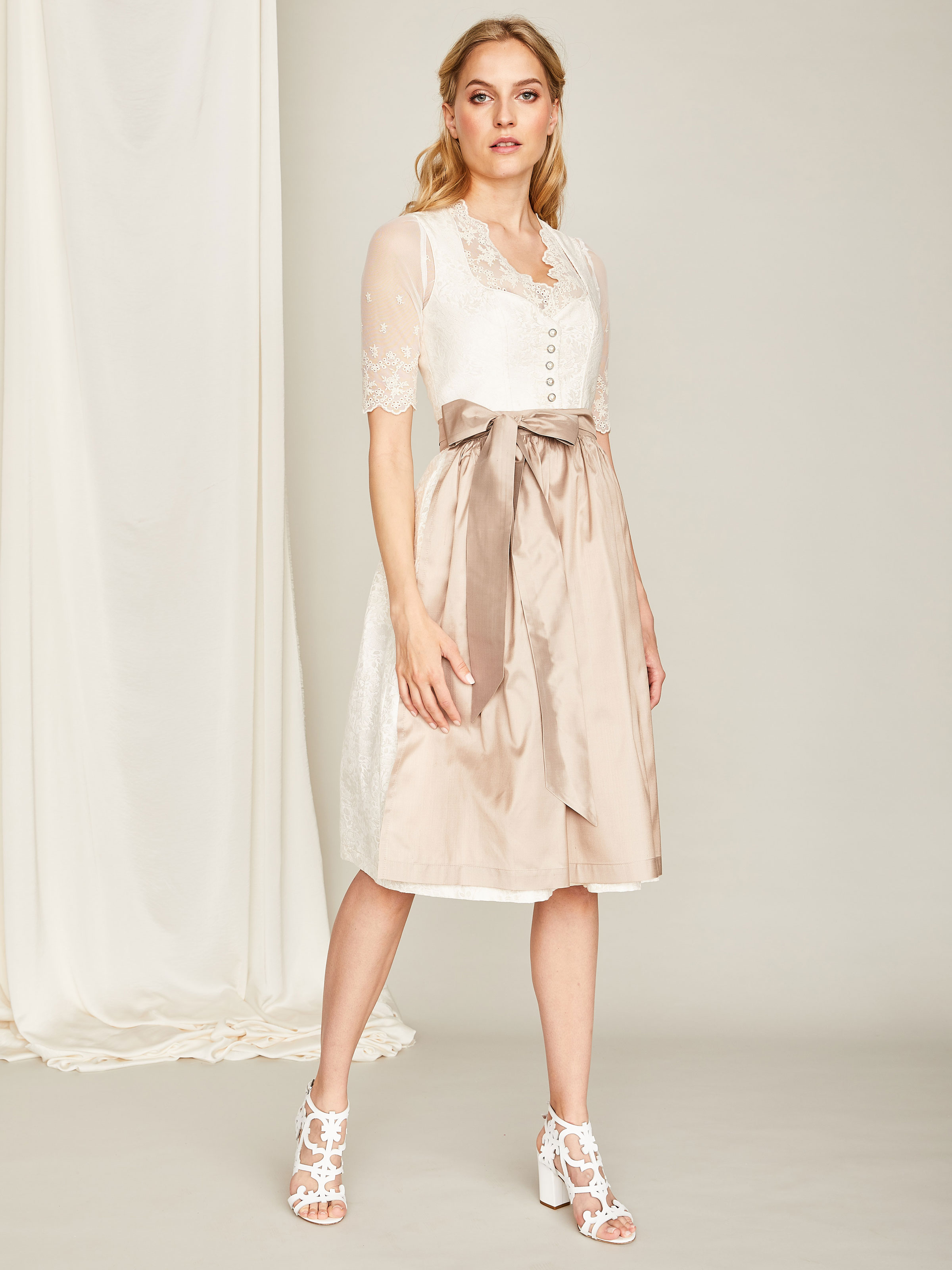 Hochzeits-Dirndl in Champagner Hochzeits-Dirndl in Champagner