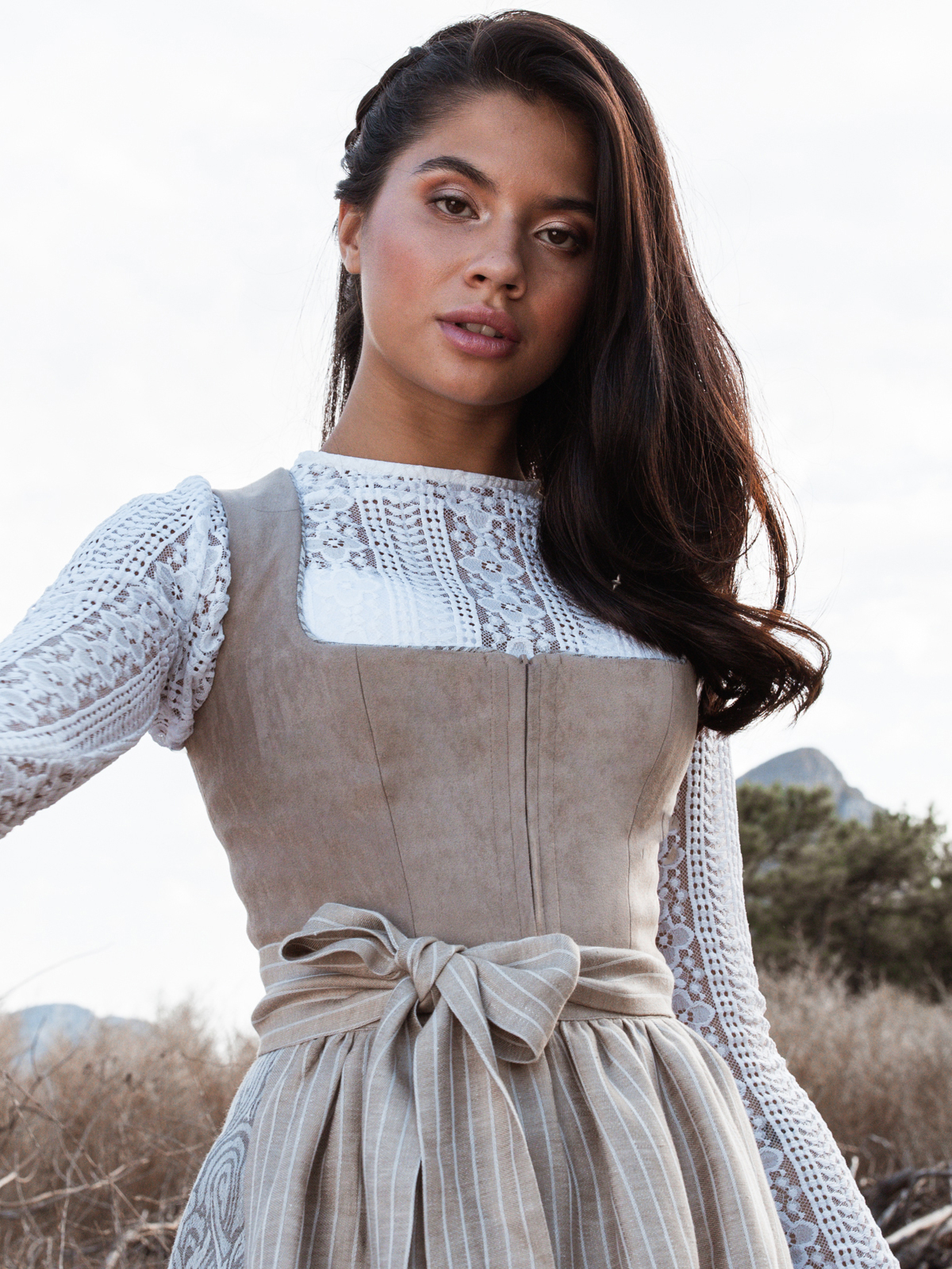 Hellbeiges Dirndl im Animalprint mit zwei Schürzen Hellbeiges Dirndl im Animalprint mit zwei Schürzen