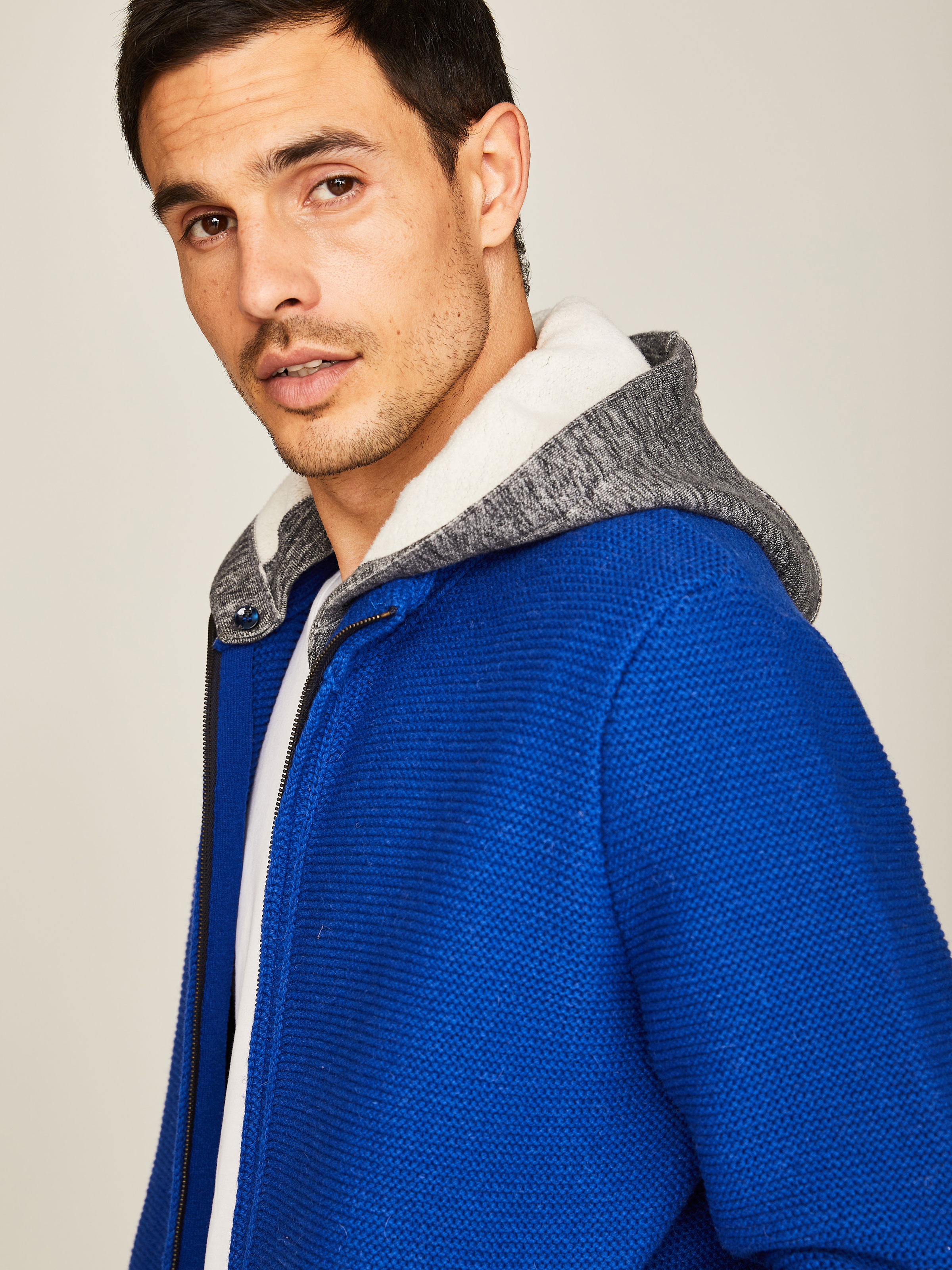 Royalblaue Strickjacke mit abnehmbarer Kapuze Royalblaue Strickjacke mit abnehmbarer Kapuze