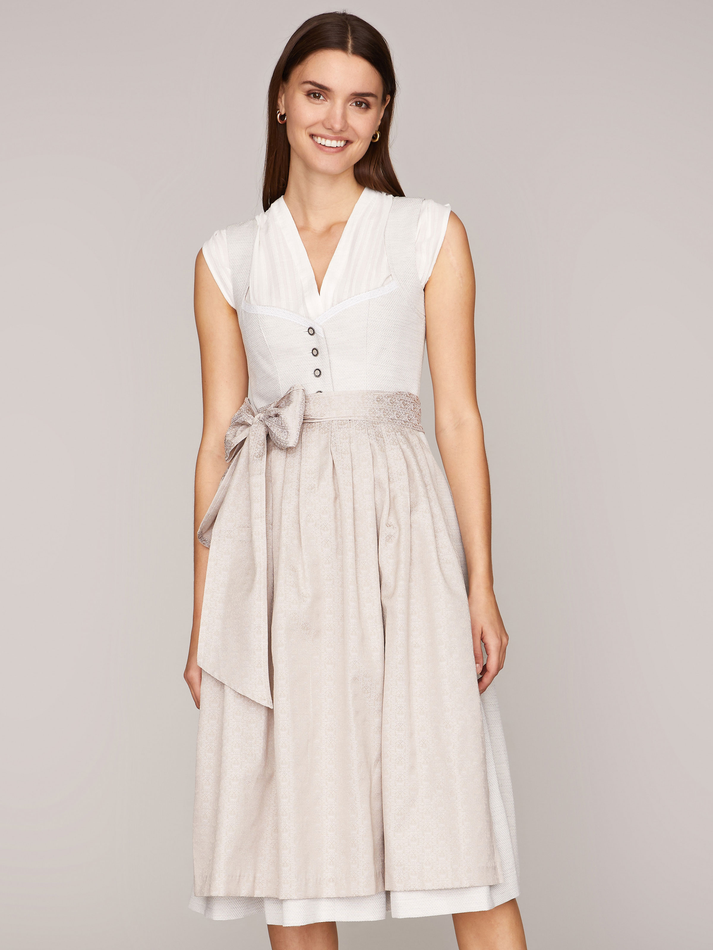 Cremefarbenes Dirndl mit Herzausschnitt Cremefarbenes Dirndl mit Herzausschnitt