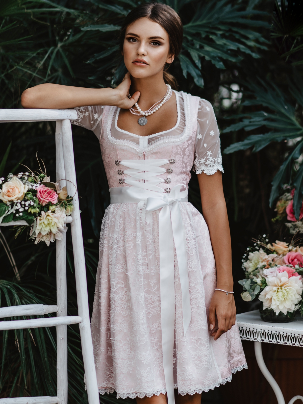 Dirndl in Rosa mit Spitzenschürze Dirndl in Rosa mit Spitzenschürze