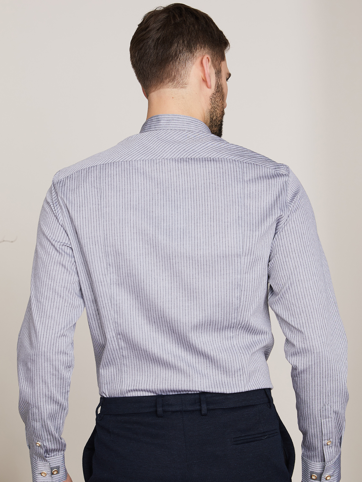 Grau gestreiftes Slimfit Trachtenhemd Grau gestreiftes Slimfit Trachtenhemd