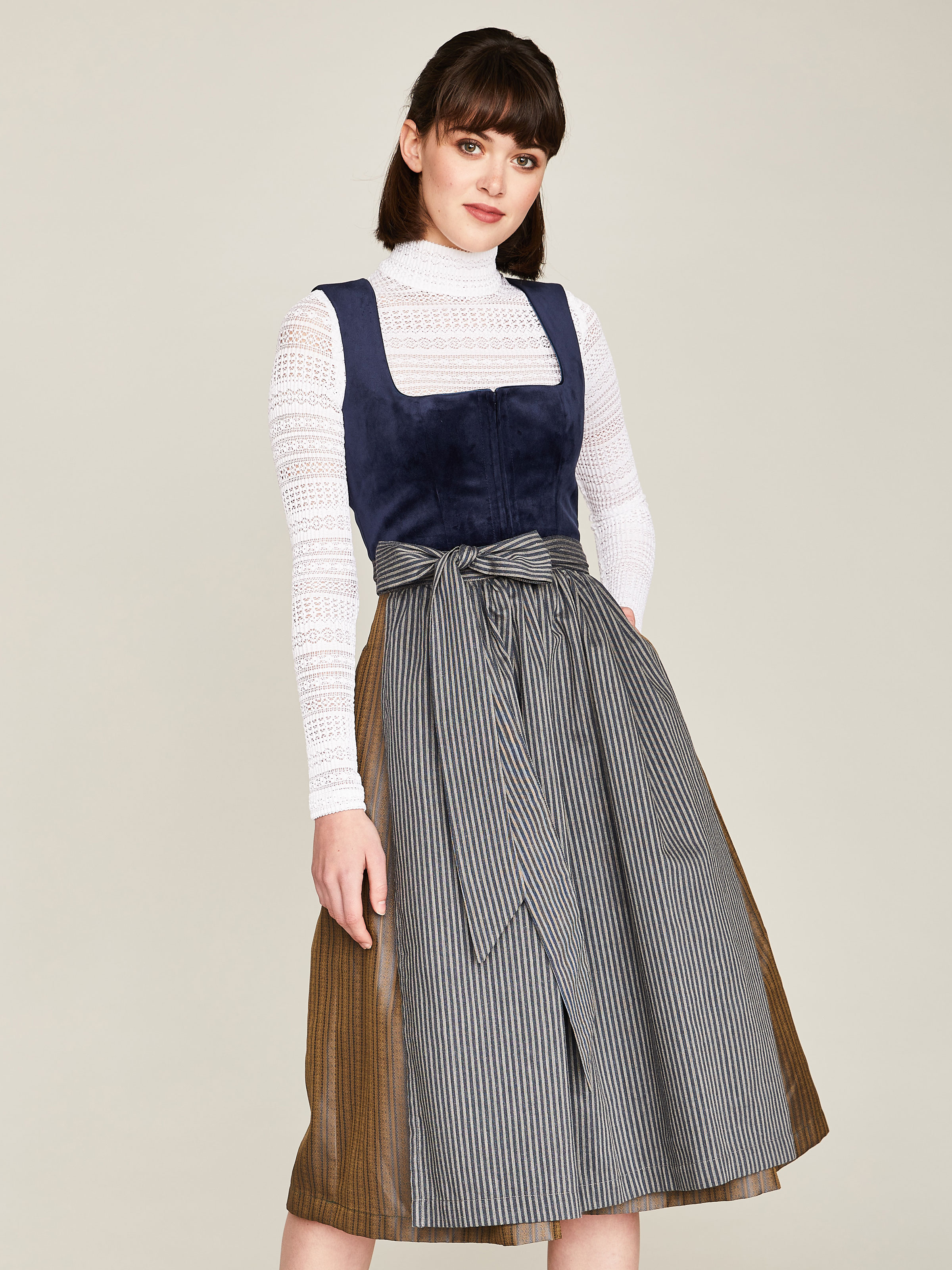 Dunkelblaues Dirndl mit zwei Schürzen Dunkelblaues Dirndl mit zwei Schürzen