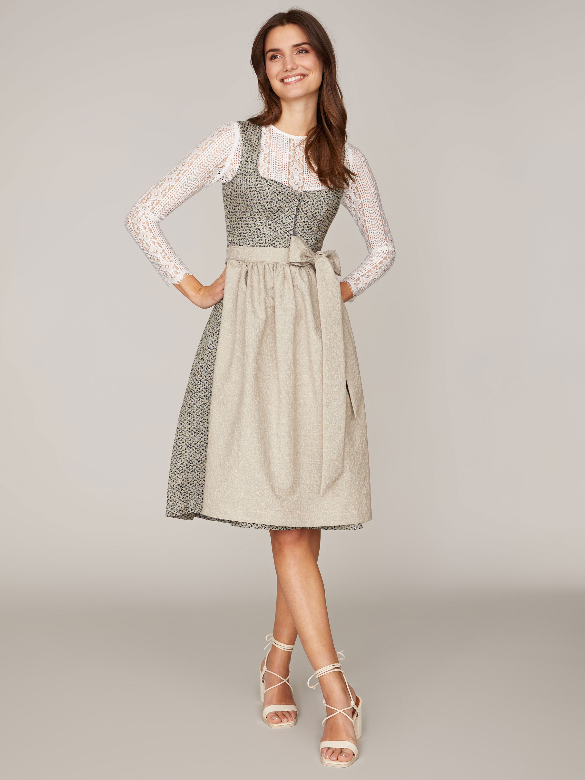 Romantisches Dirndl mit Blumenmuster und zwei Schürzen Romantisches Dirndl mit Blumenmuster und zwei Schürzen