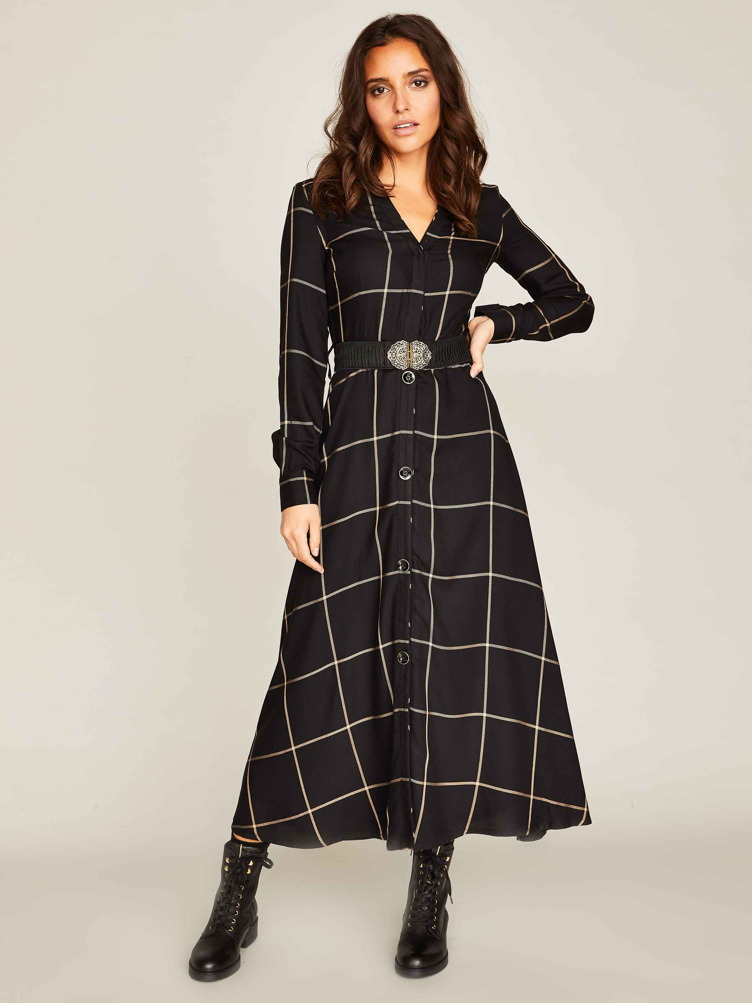Schwarzes Blusenkleid mit Karomuster Schwarzes Blusenkleid mit Karomuster