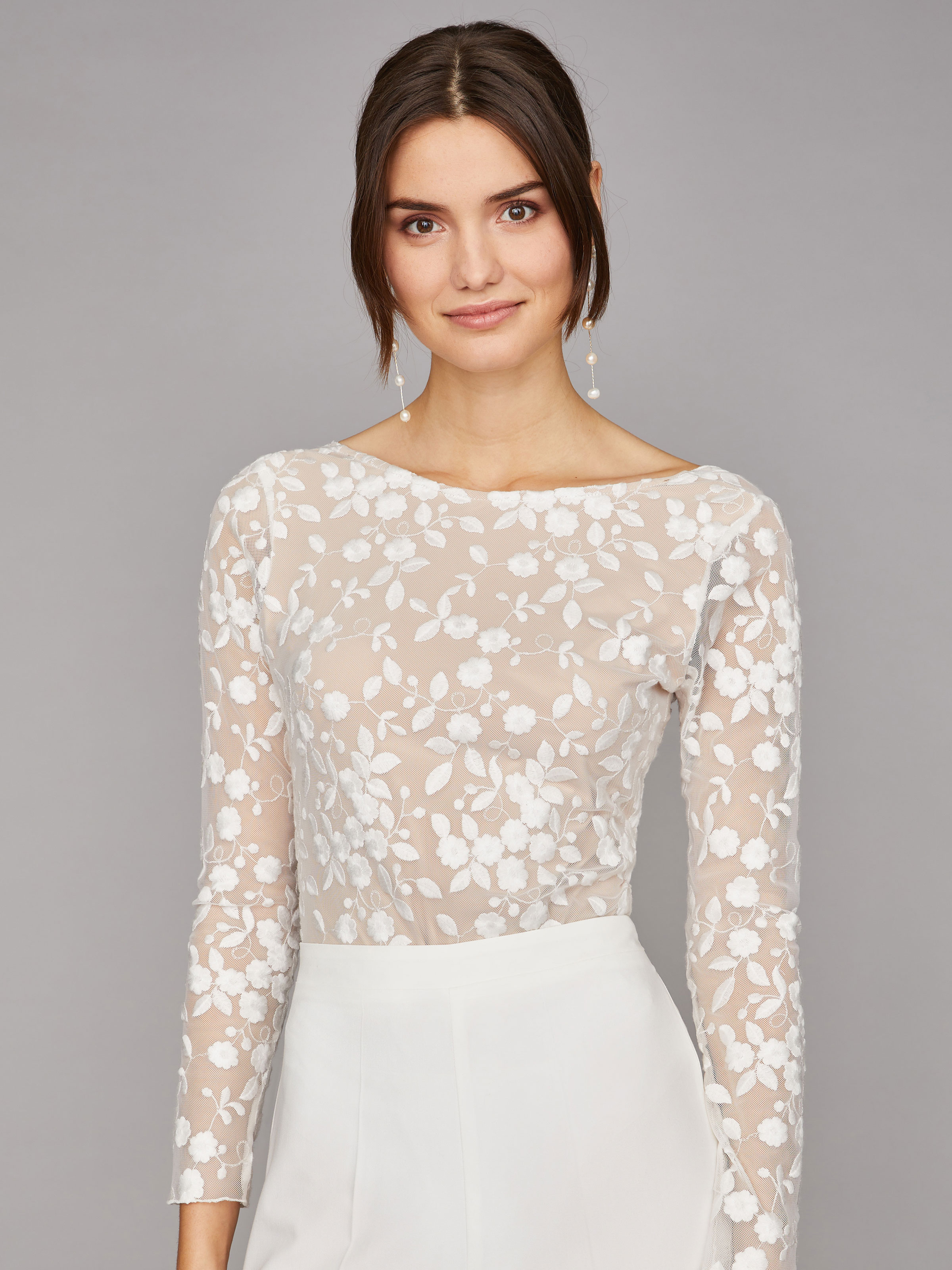 Langärmliger Braut-Body mit Blumen-Spitze und tiefem Rücken Langärmliger Braut-Body mit Blumen-Spitze und tiefem Rücken