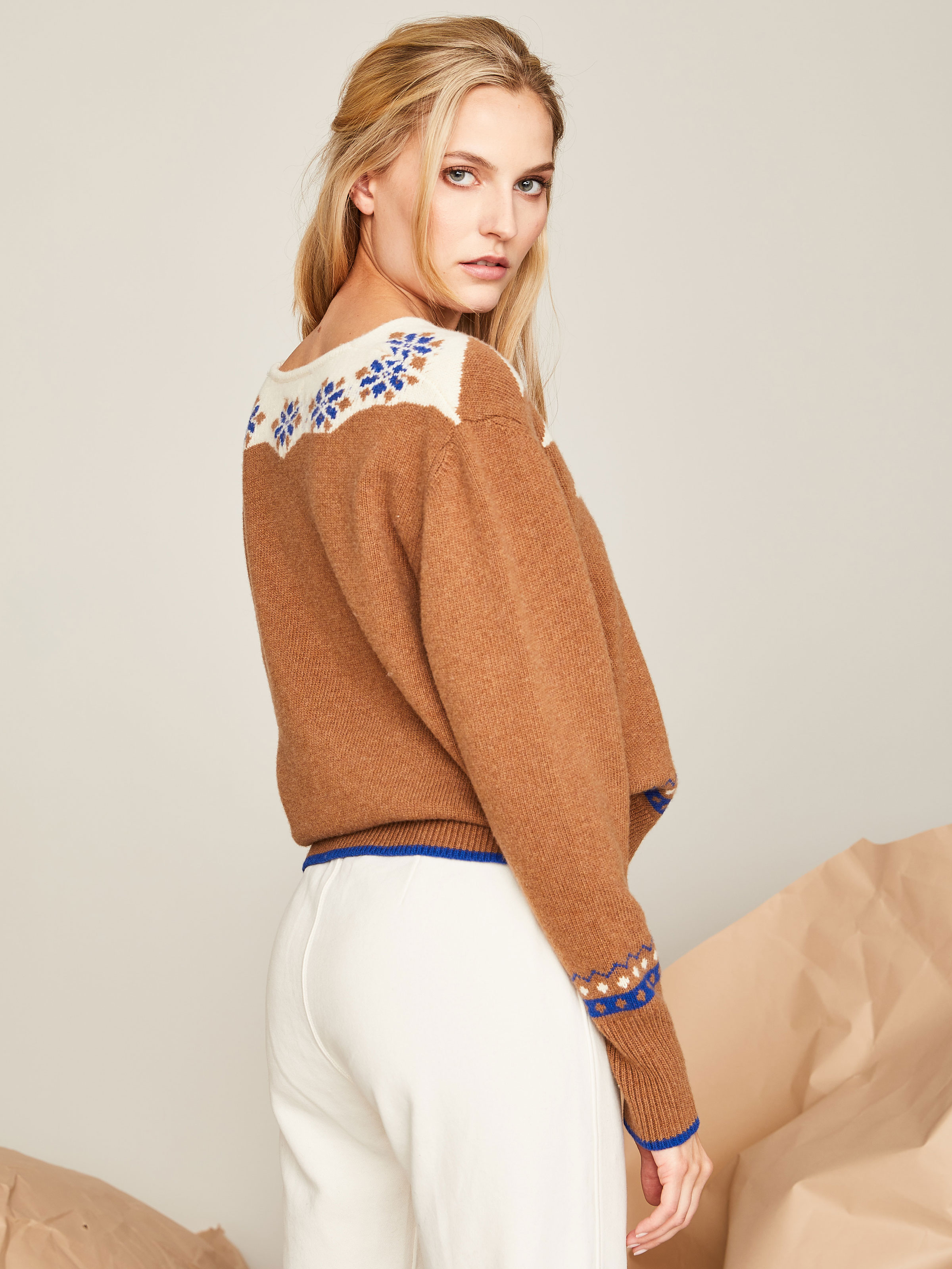 Brauner Strickpullover mit alpinem Muster Brauner Strickpullover mit alpinem Muster