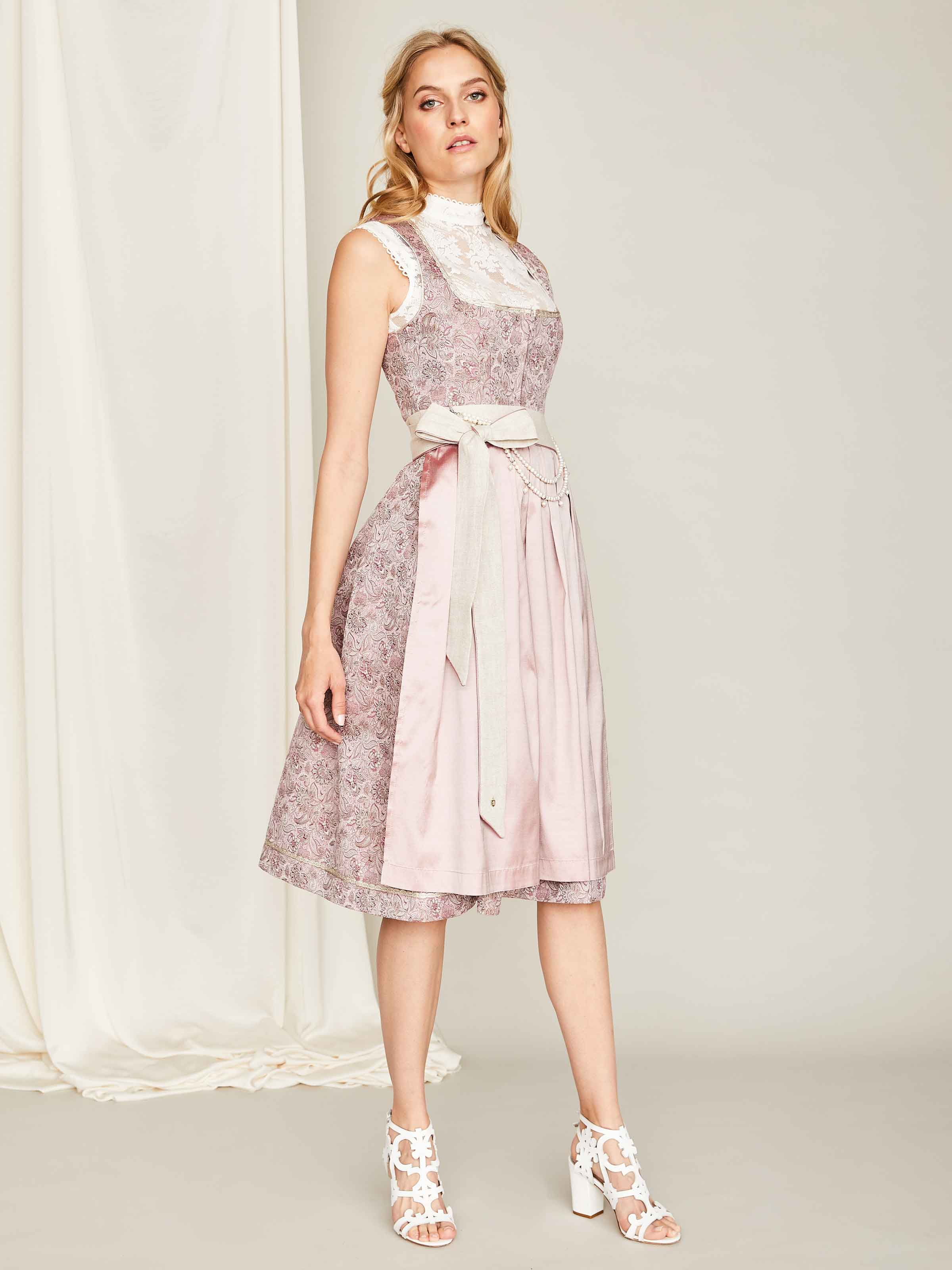Roséfarbenes Dirndl mit Perlencharivari Roséfarbenes Dirndl mit Perlencharivari
