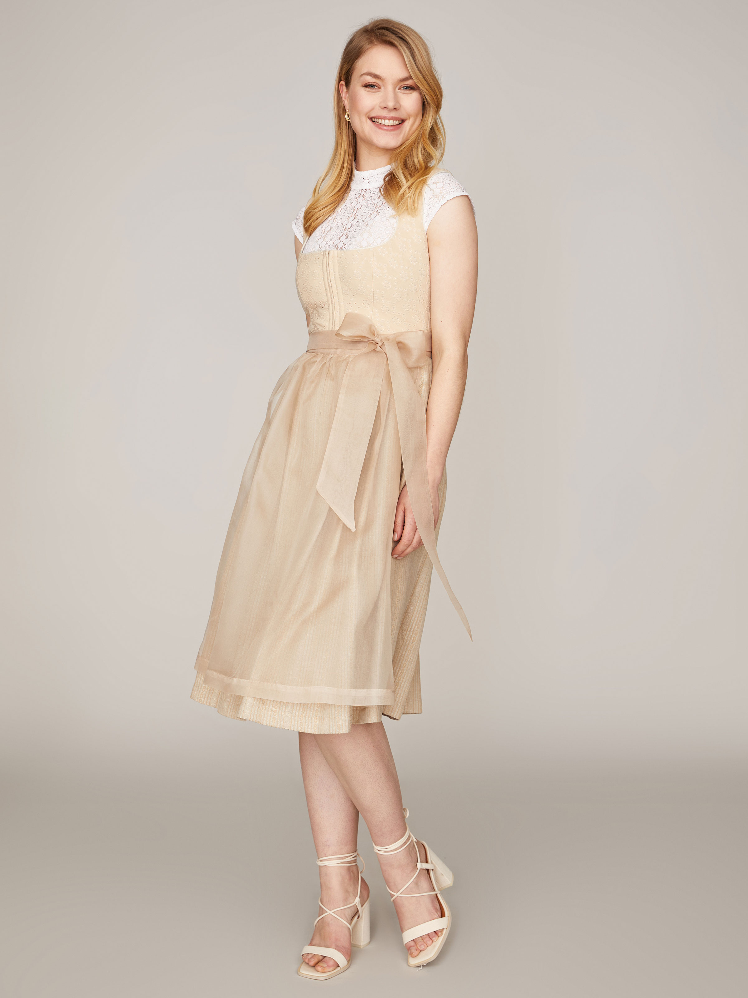 Beiges Dirndl mit zwei Schürzen Beiges Dirndl mit zwei Schürzen