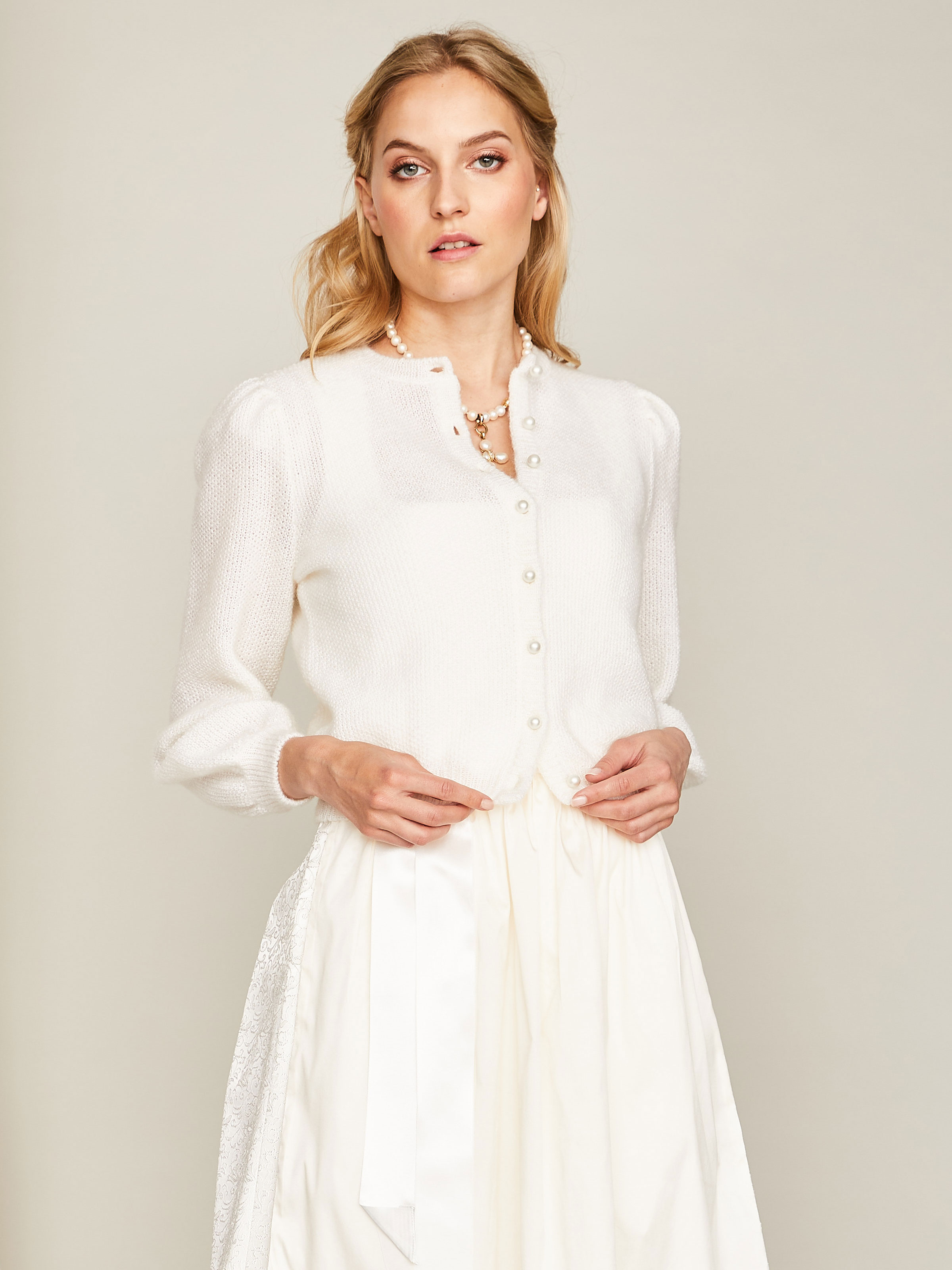 Dirndl in Cremeweiß mit Wendeschürze Dirndl in Cremeweiß mit Wendeschürze