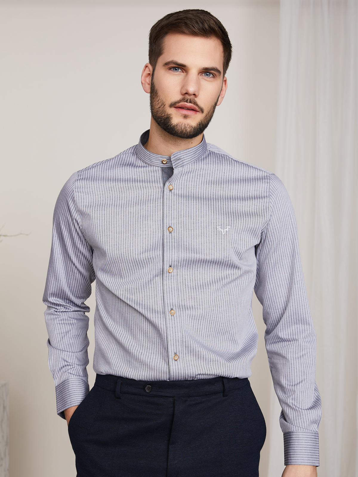 Grau gestreiftes Slimfit Trachtenhemd Grau gestreiftes Slimfit Trachtenhemd