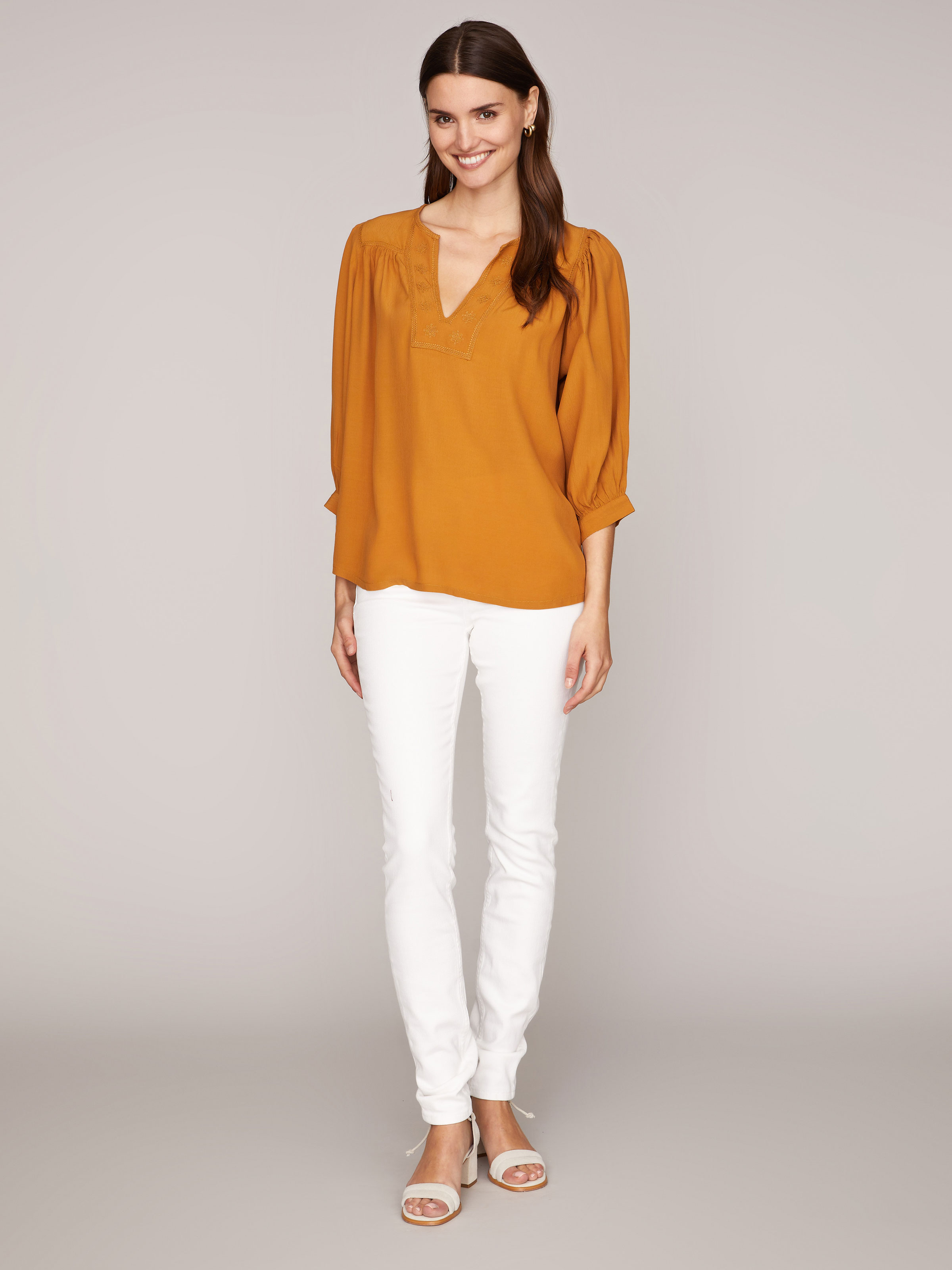 Hellbraune Bluse mit Puffärmeln Hellbraune Bluse mit Puffärmeln