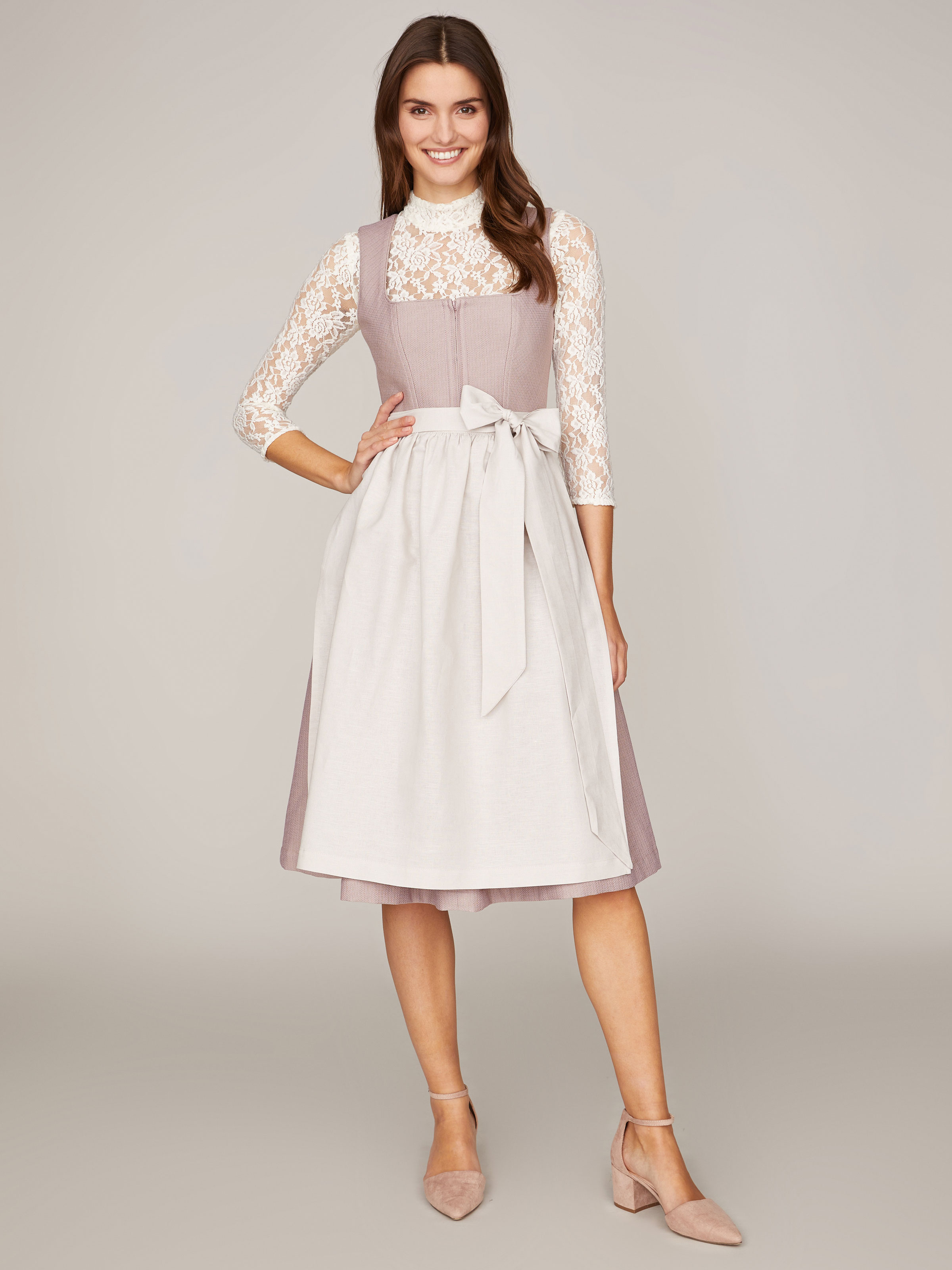 Lavendelfarbenes Dirndl mit 2 Schürzen Lavendelfarbenes Dirndl mit 2 Schürzen