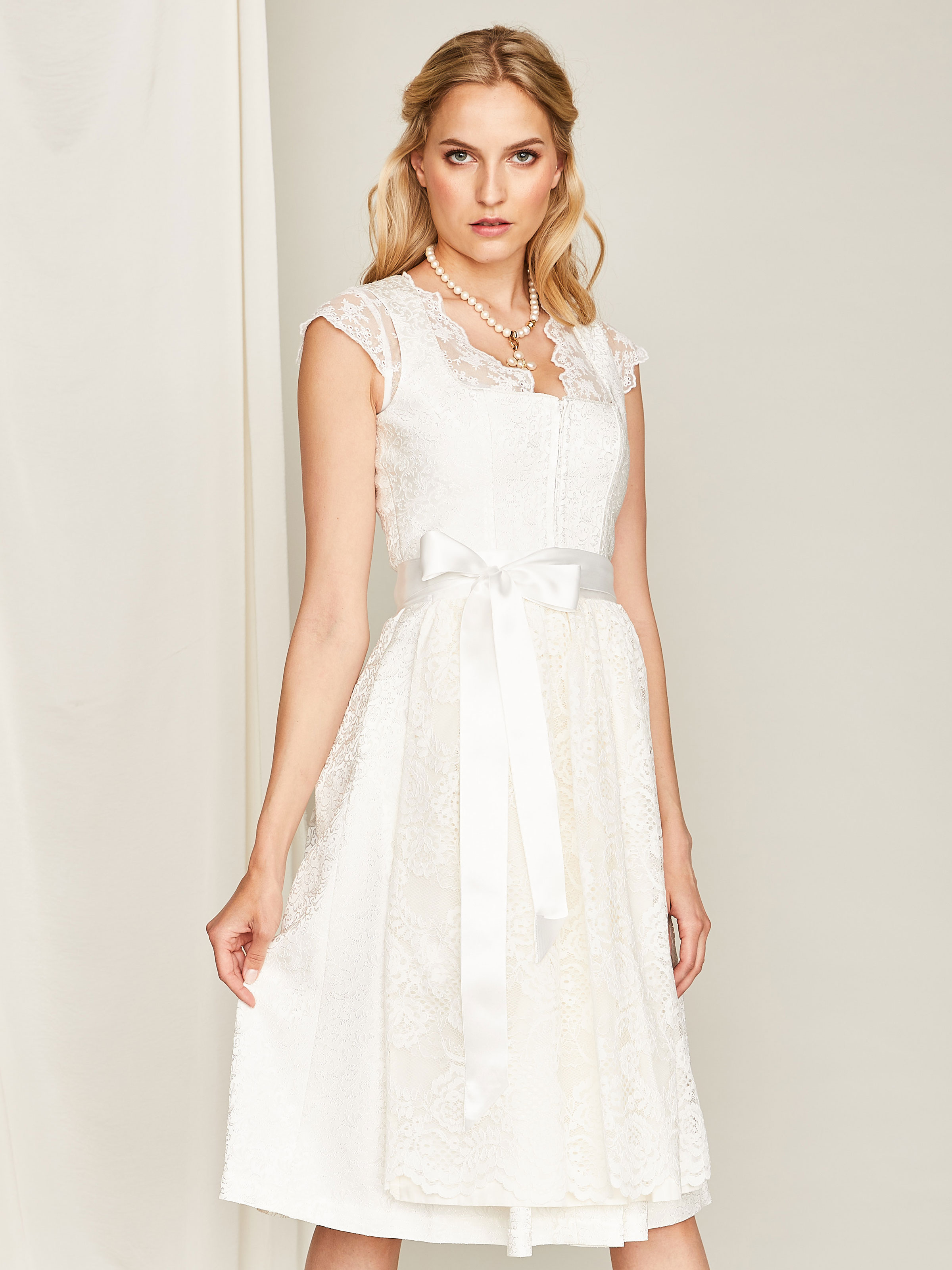 Dirndl in Cremeweiß mit Wendeschürze Dirndl in Cremeweiß mit Wendeschürze
