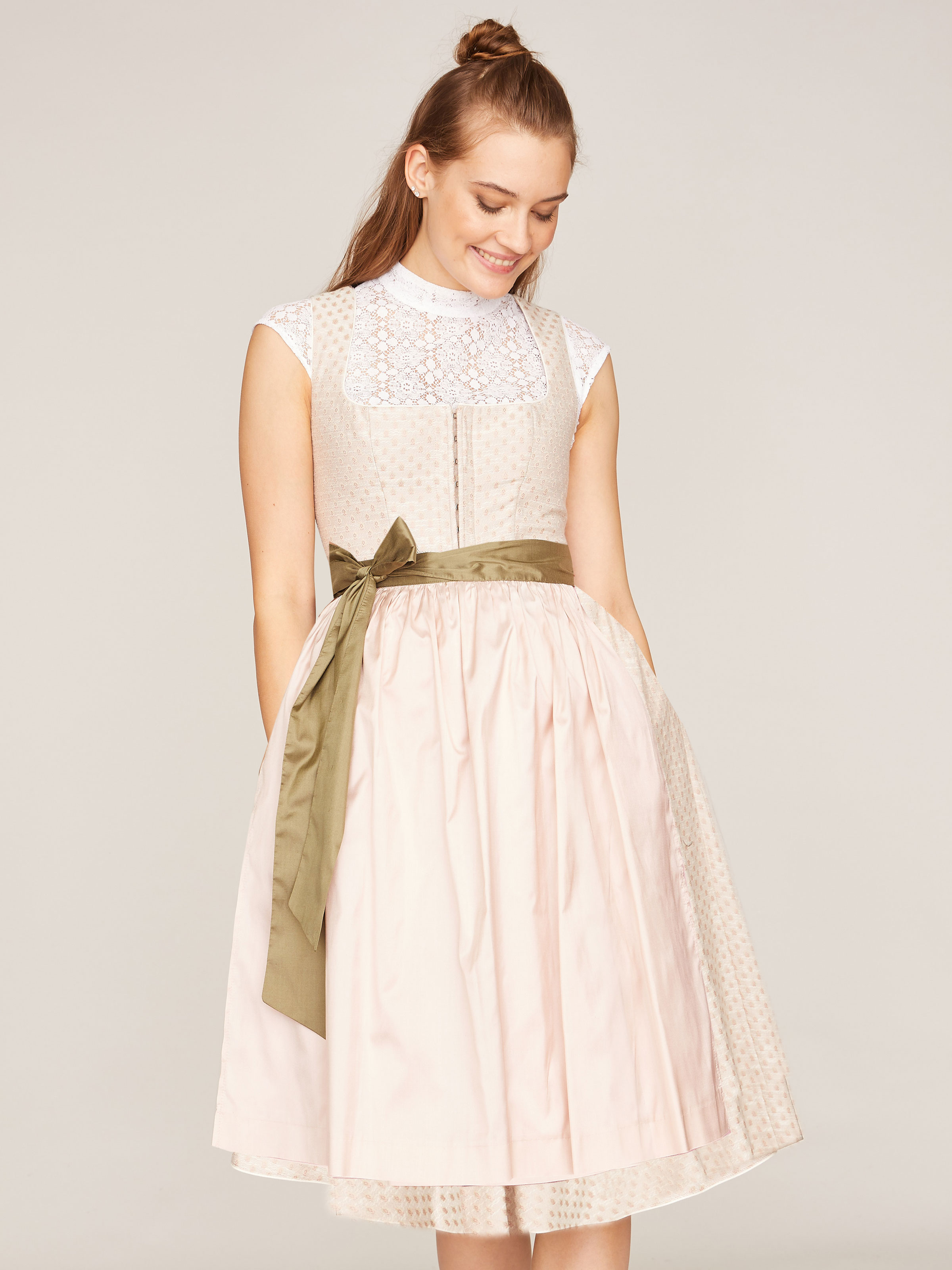 Puderrosa-farbenes Dirndl mit feiner Webstruktur Puderrosa-farbenes Dirndl mit feiner Webstruktur