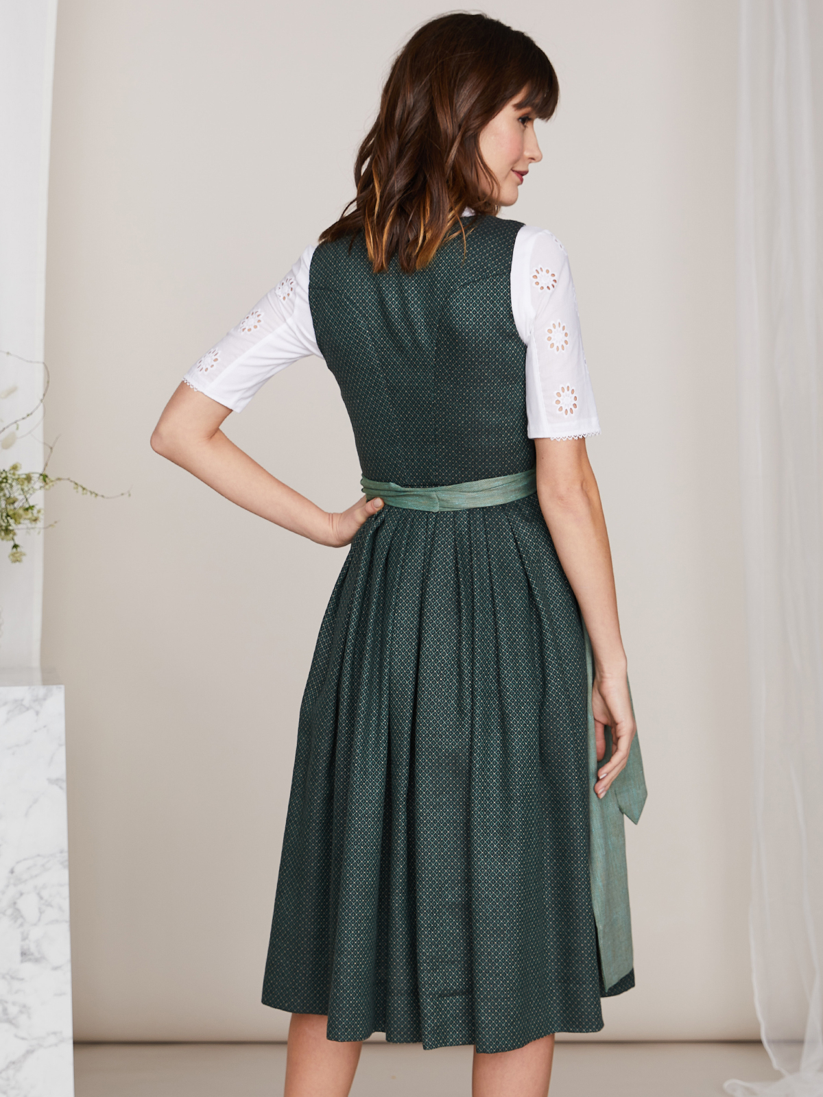 Grünes Dirndl mit quadratischem Webmuster Grünes Dirndl mit quadratischem Webmuster