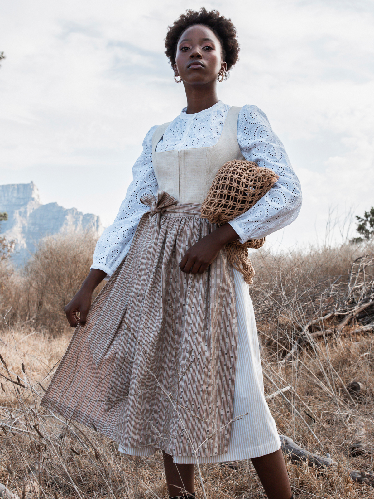 Beiges Leinen-Dirndl mit zwei Schürzen Beiges Leinen-Dirndl mit zwei Schürzen