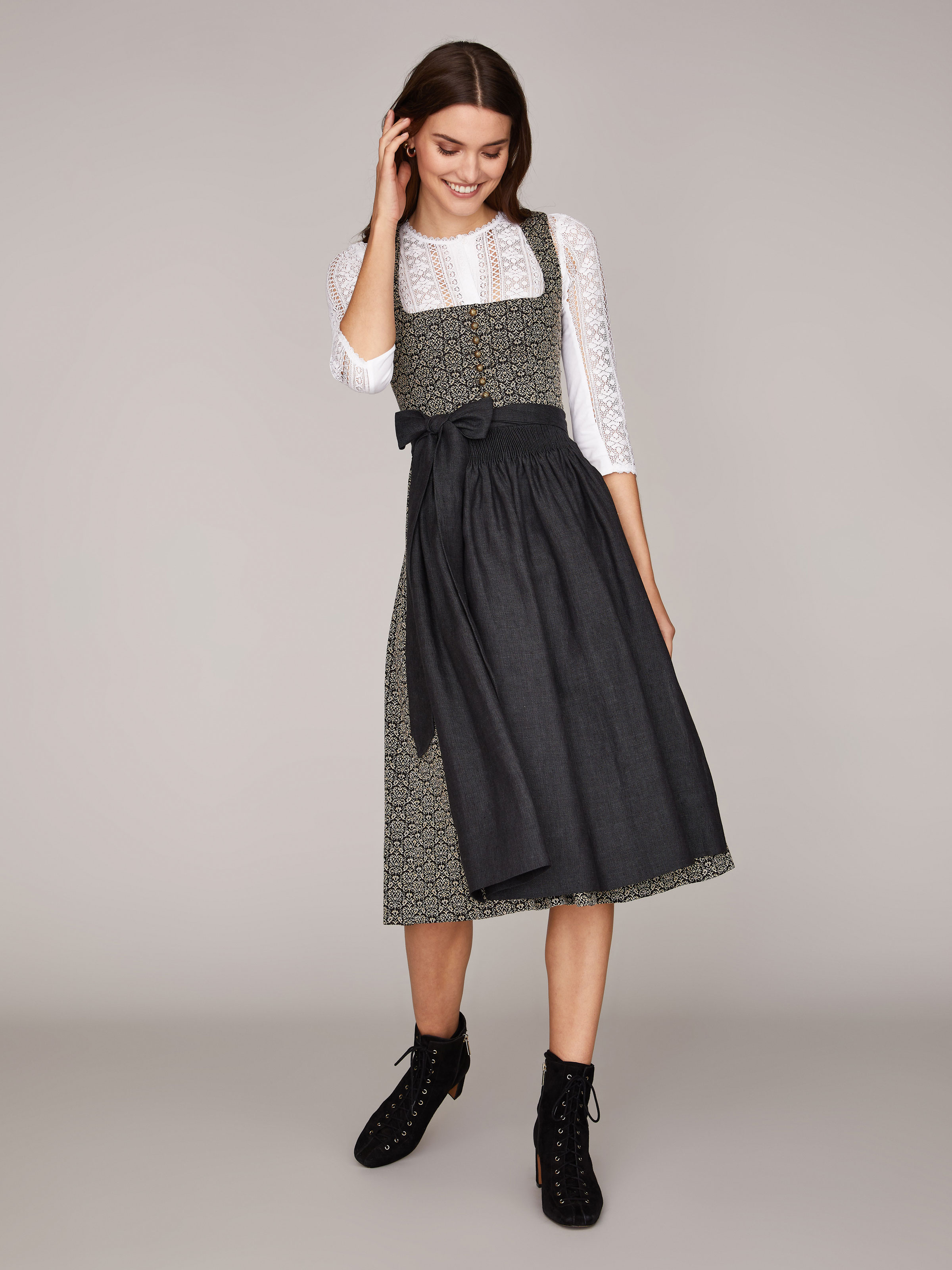 Gemustertes Dirndl in Erdtönen mit Leinen-Schürze Gemustertes Dirndl in Erdtönen mit Leinen-Schürze