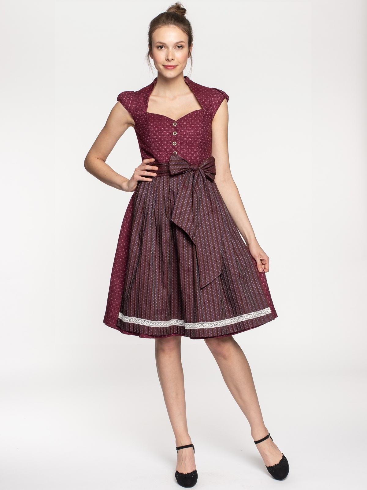Weinrotes Dirndl mit Flügelärmchen Weinrotes Dirndl mit Flügelärmchen