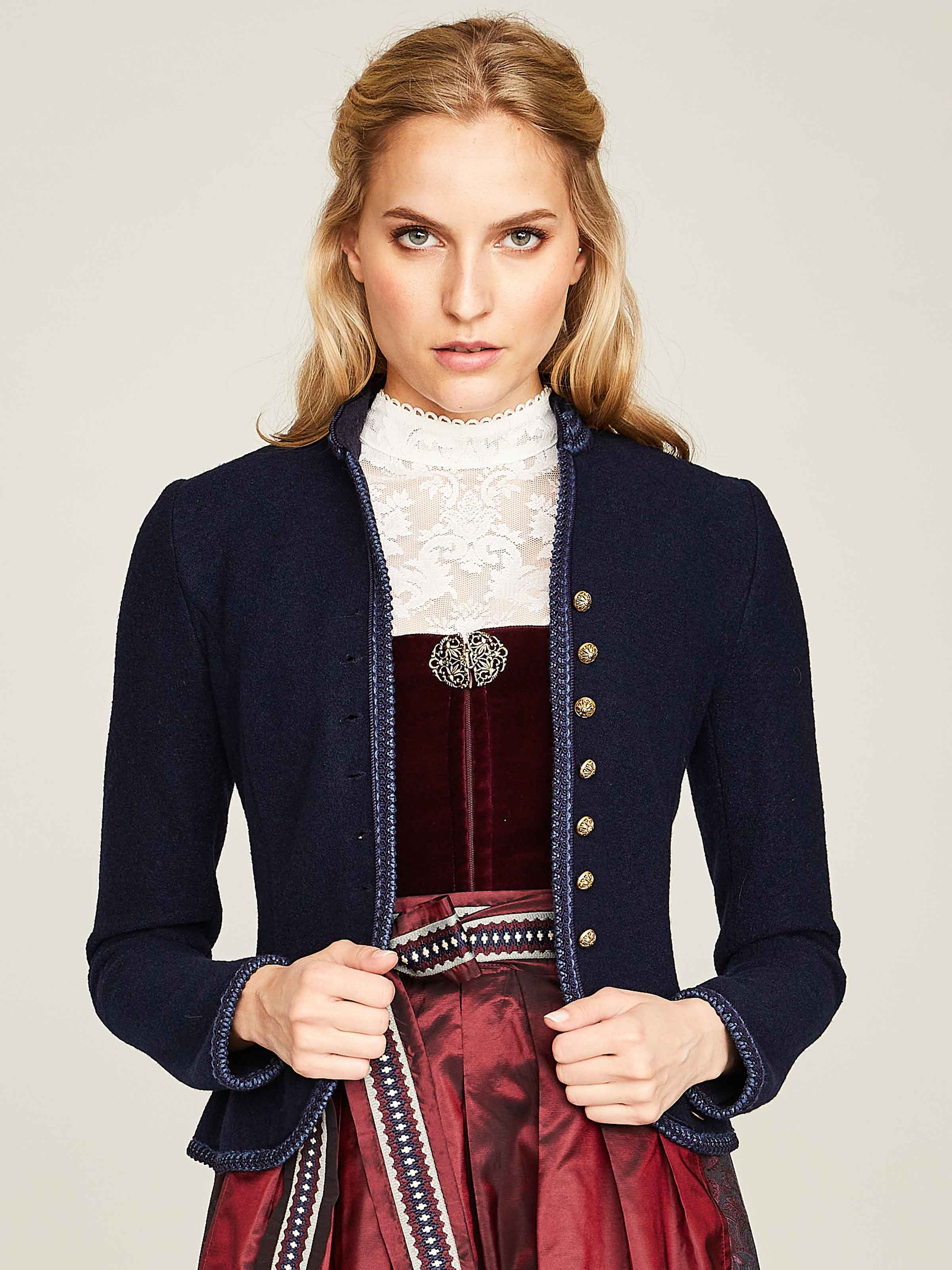 Beerenfarbenes Dirndl mit Seidenschürze Beerenfarbenes Dirndl mit Seidenschürze