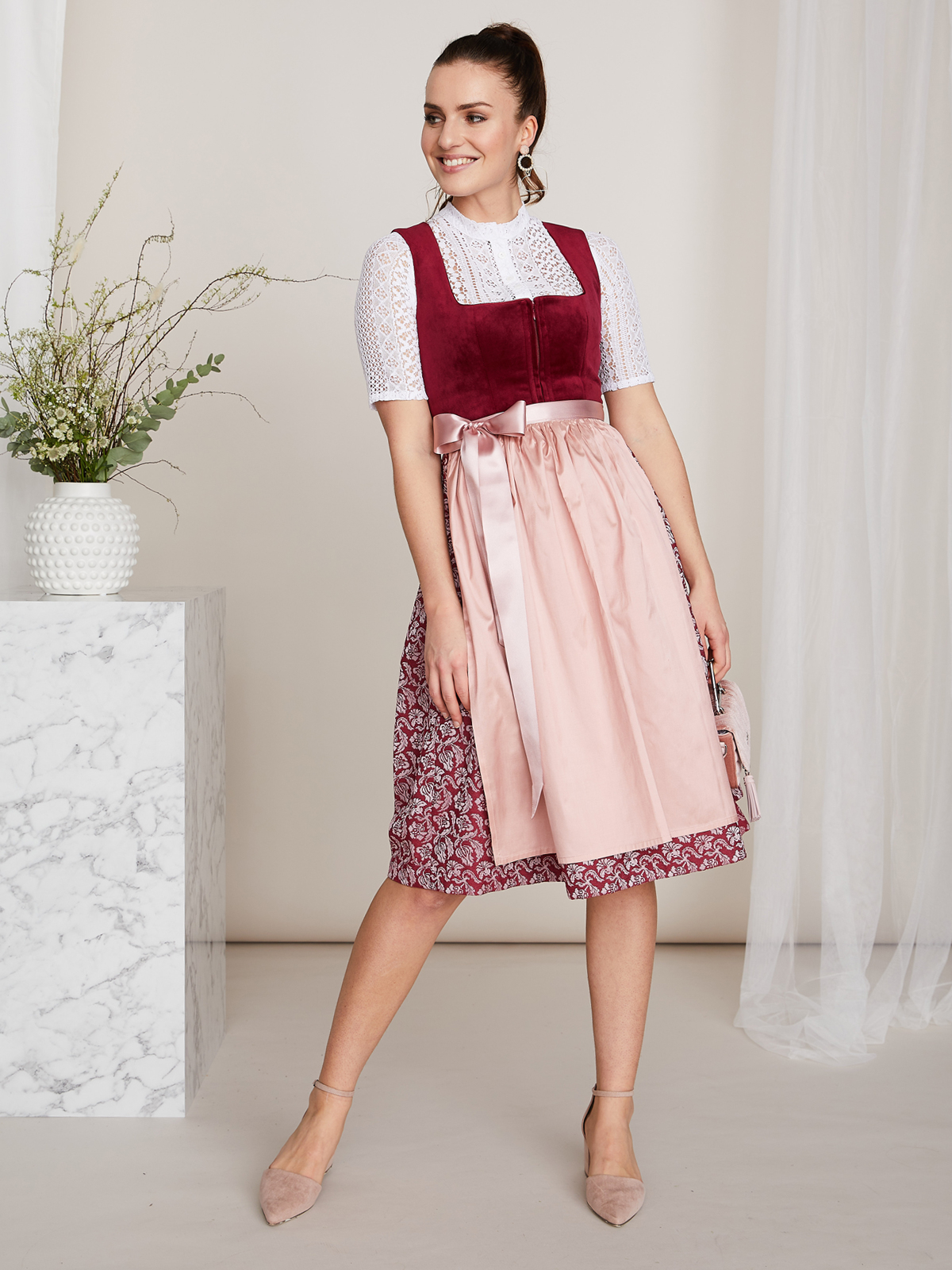 Dunkelrotes Dirndl mit zwei Schürzen Dunkelrotes Dirndl mit zwei Schürzen