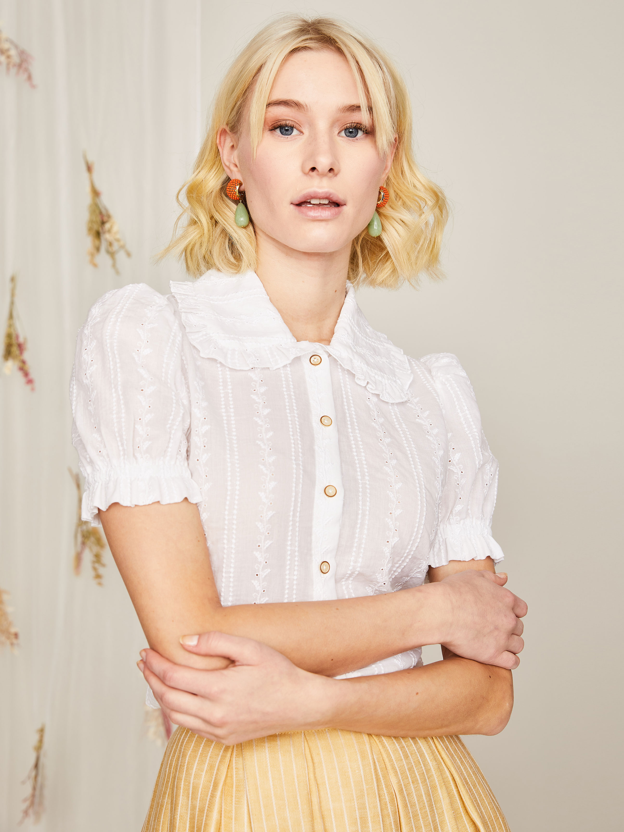 Kurzarm Bluse aus Lochstickerei Kurzarm Bluse aus Lochstickerei