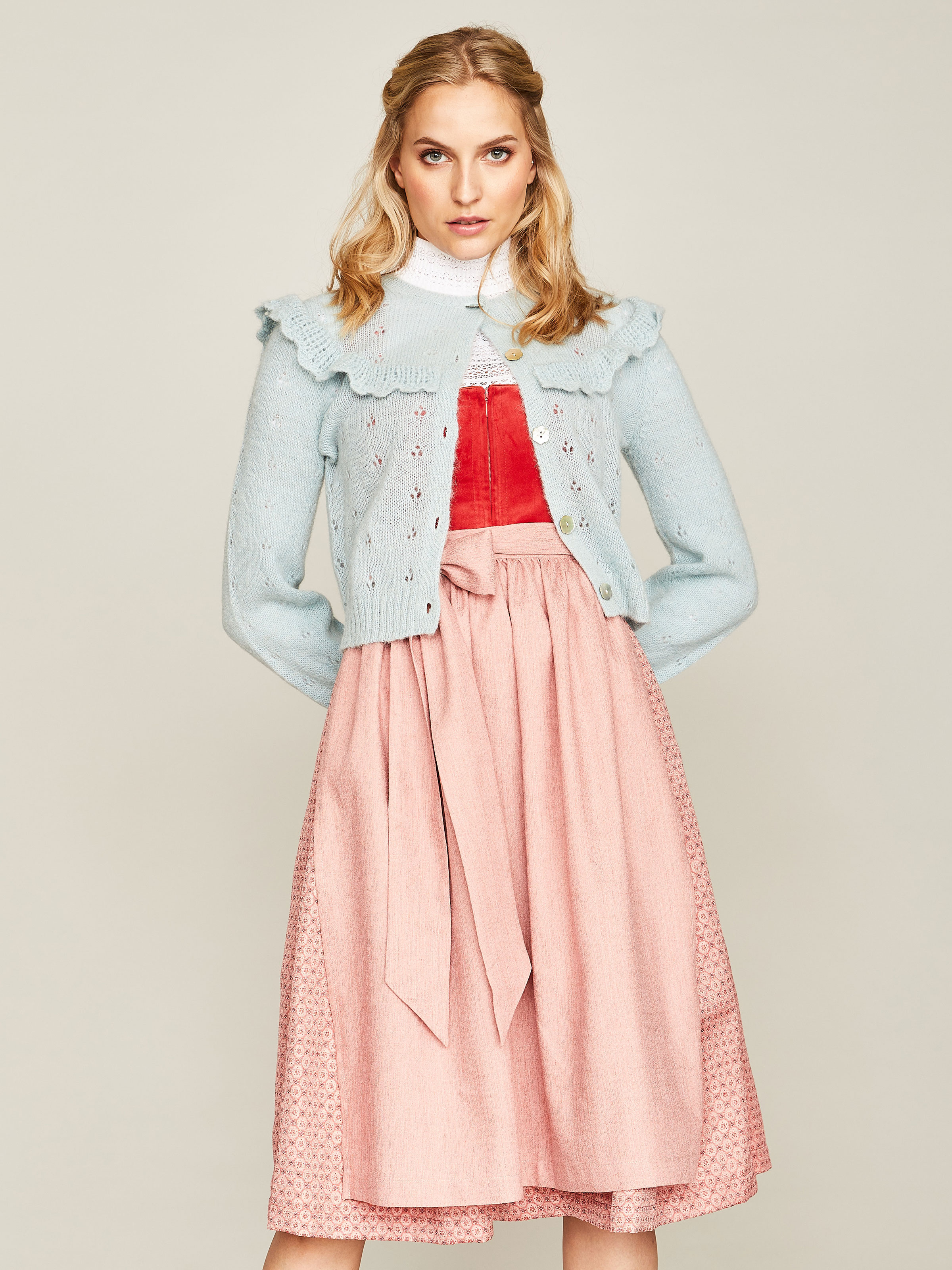 Korallenrotes Dirndl mit zwei Schürzen Korallenrotes Dirndl mit zwei Schürzen