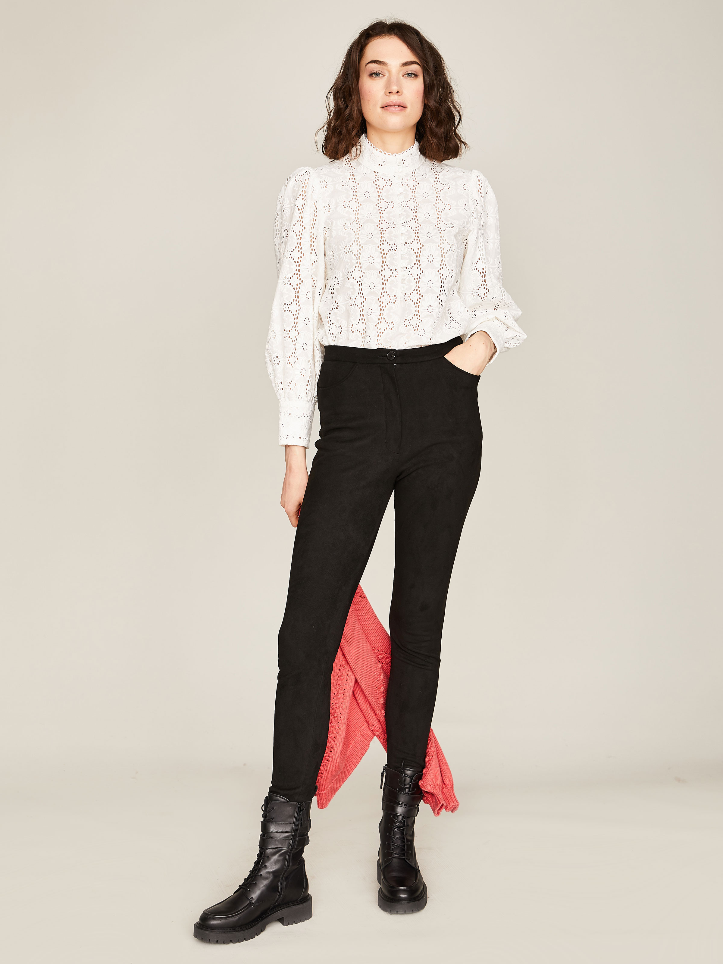 Weiße Bluse mit Lochstickerei Weiße Bluse mit Lochstickerei
