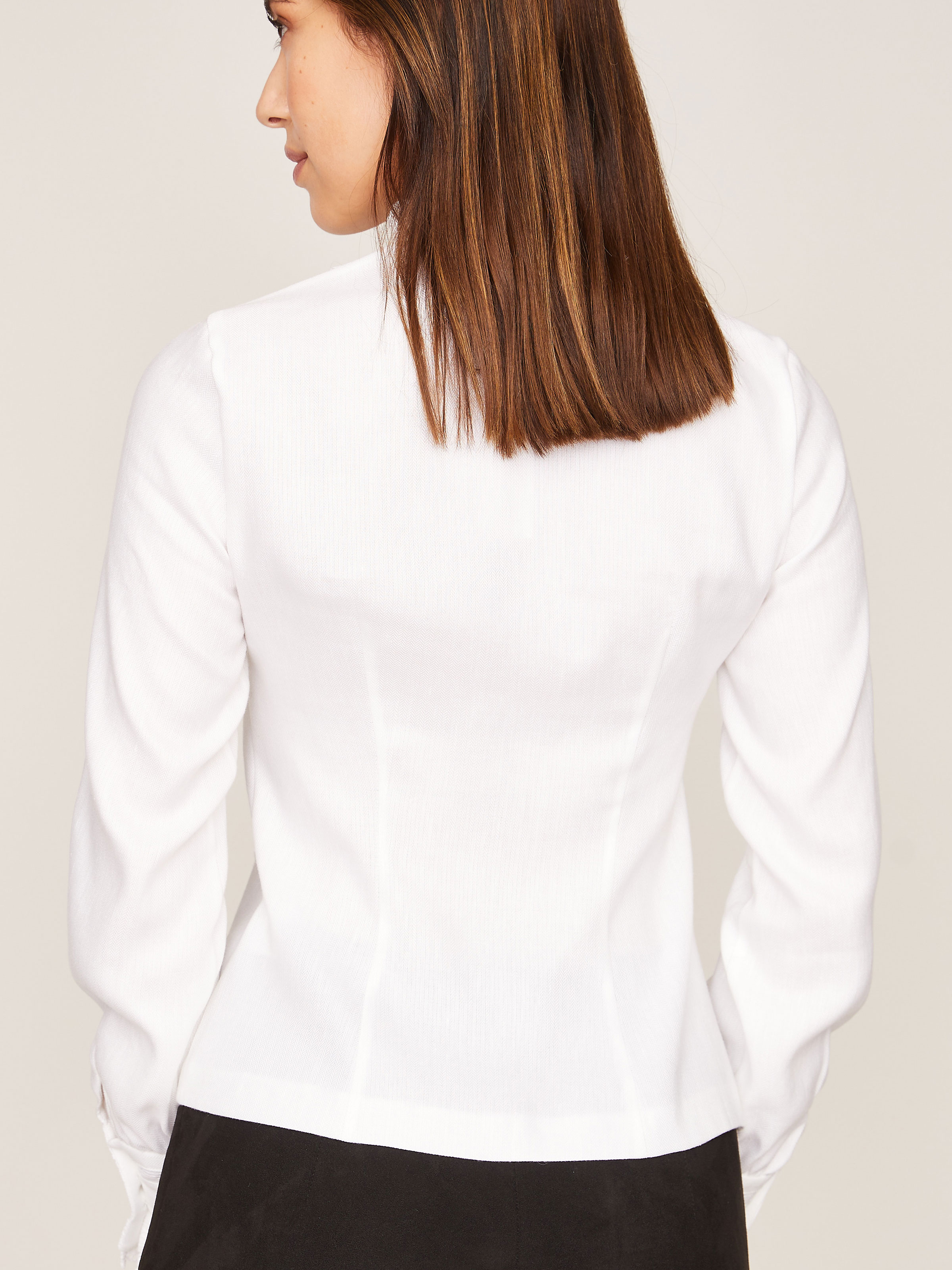 Weiße Leinenbluse mit Zierborten Weiße Leinenbluse mit Zierborten