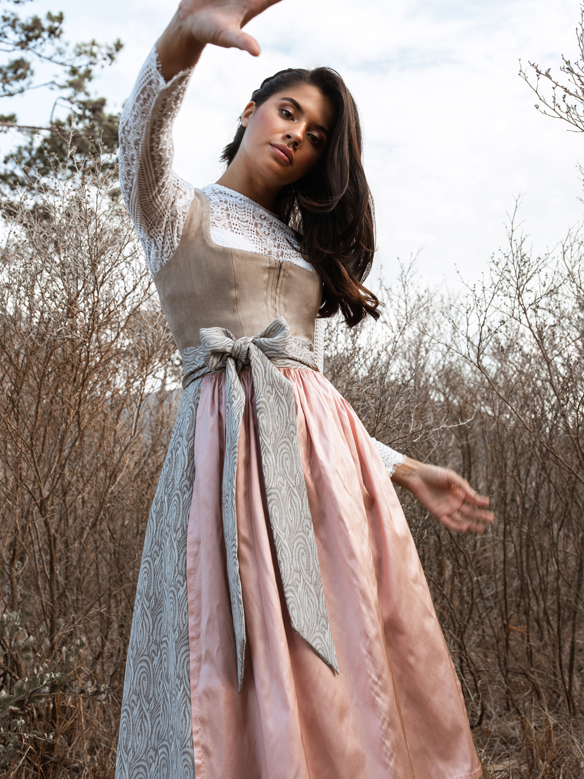 Hellbeiges Dirndl im Animalprint mit zwei Schürzen Hellbeiges Dirndl im Animalprint mit zwei Schürzen