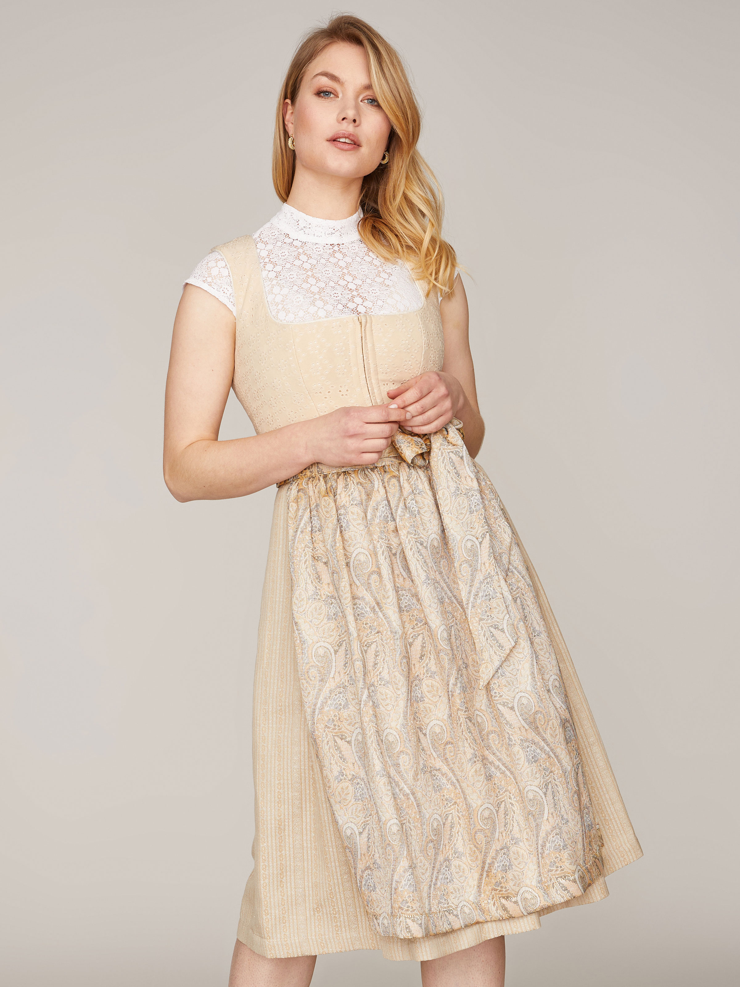 Beiges Dirndl mit zwei Schürzen Beiges Dirndl mit zwei Schürzen