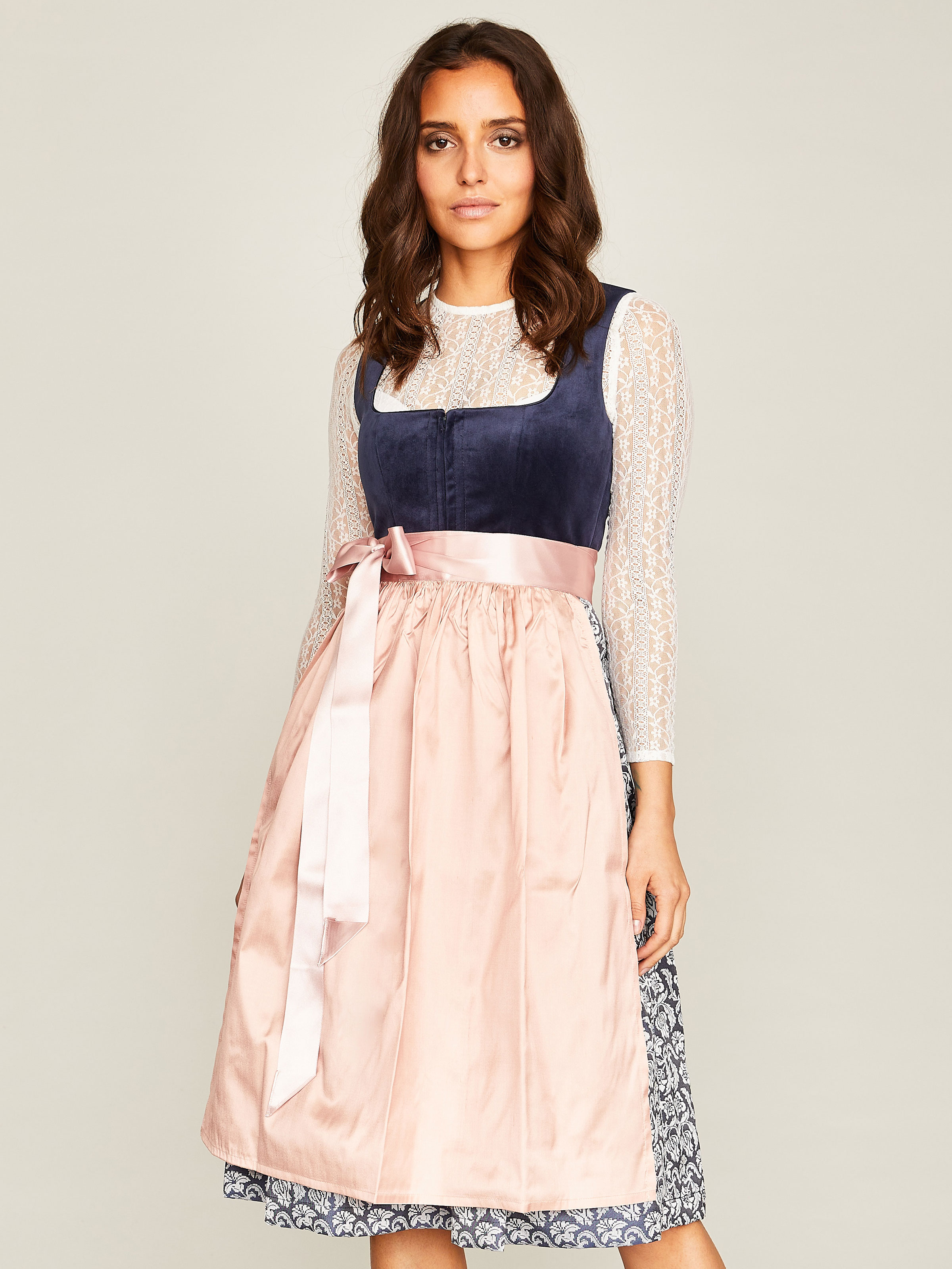 Dunkelblaues Dirndl mit zwei Schürzen Dunkelblaues Dirndl mit zwei Schürzen