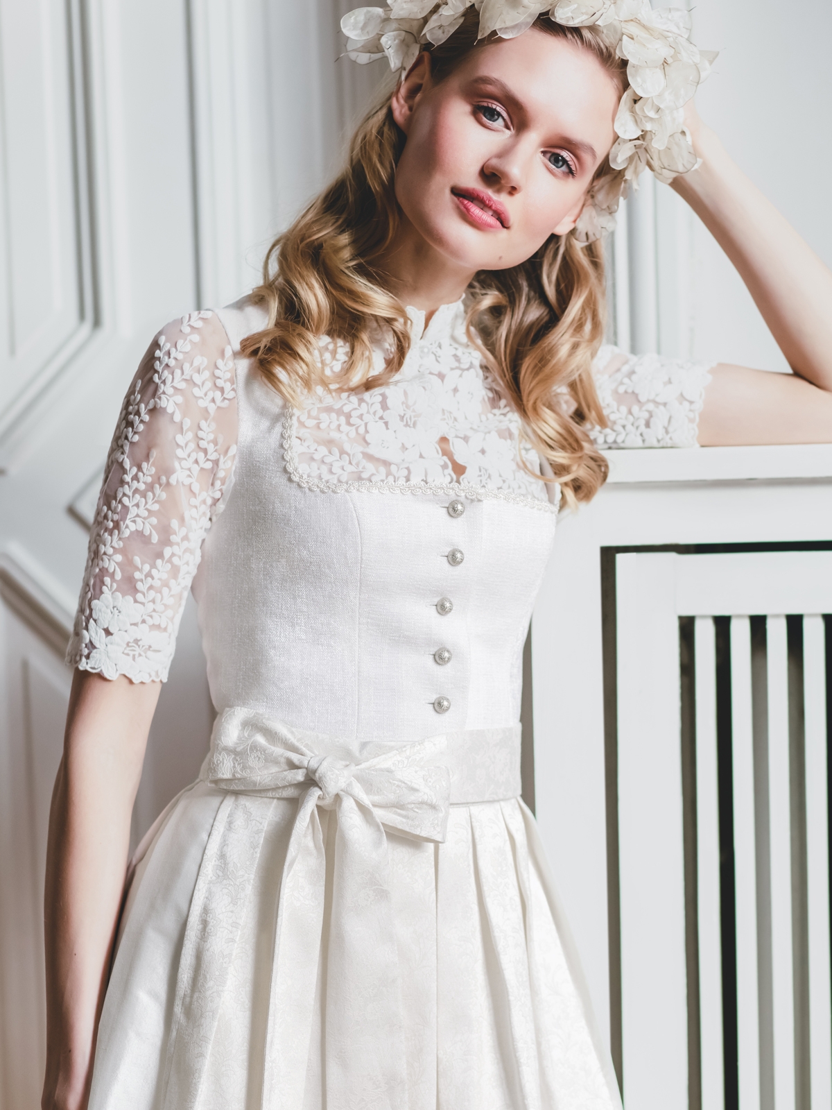 Hochzeits-Dirndl in Champagner Hochzeits-Dirndl in Champagner