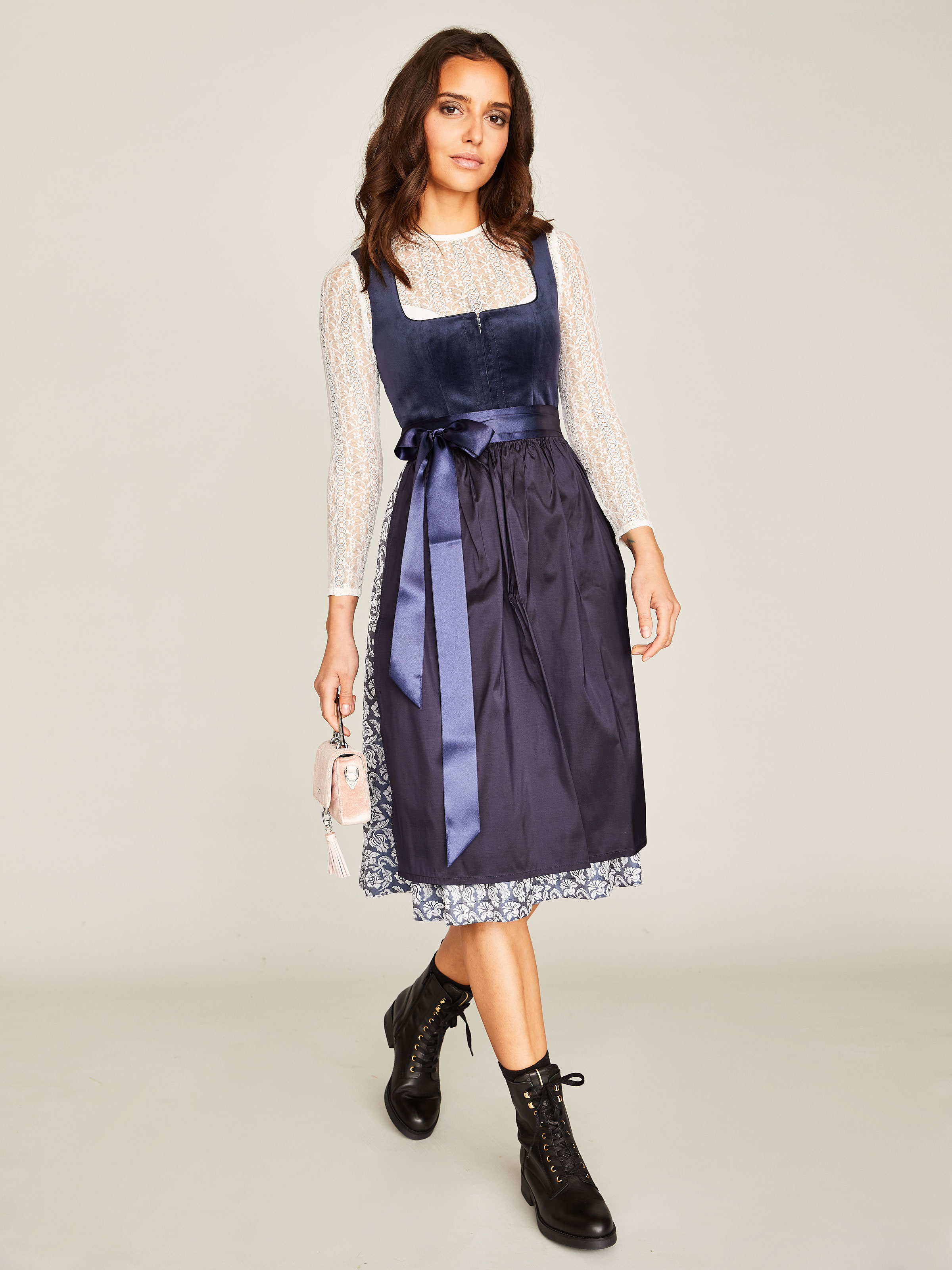 Dunkelblaues Dirndl mit zwei Schürzen Dunkelblaues Dirndl mit zwei Schürzen