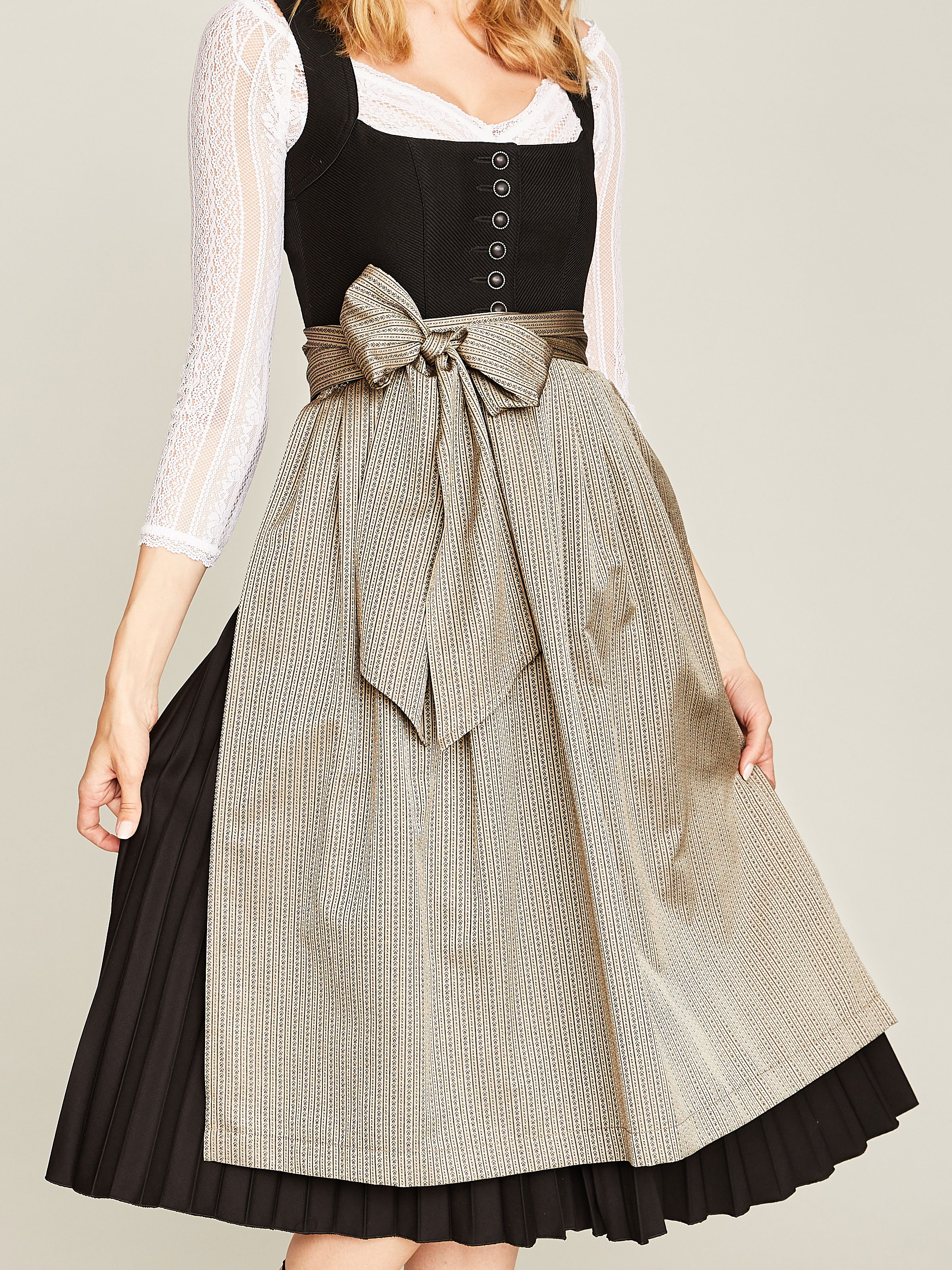 Schwarzes Dirndl mit grau-schimmernder Schürze Schwarzes Dirndl mit grau-schimmernder Schürze