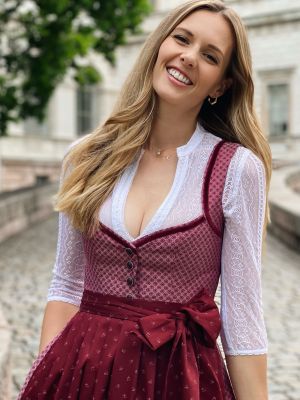 Beerenfarbenes Dirndl Beerenfarbenes Dirndl
